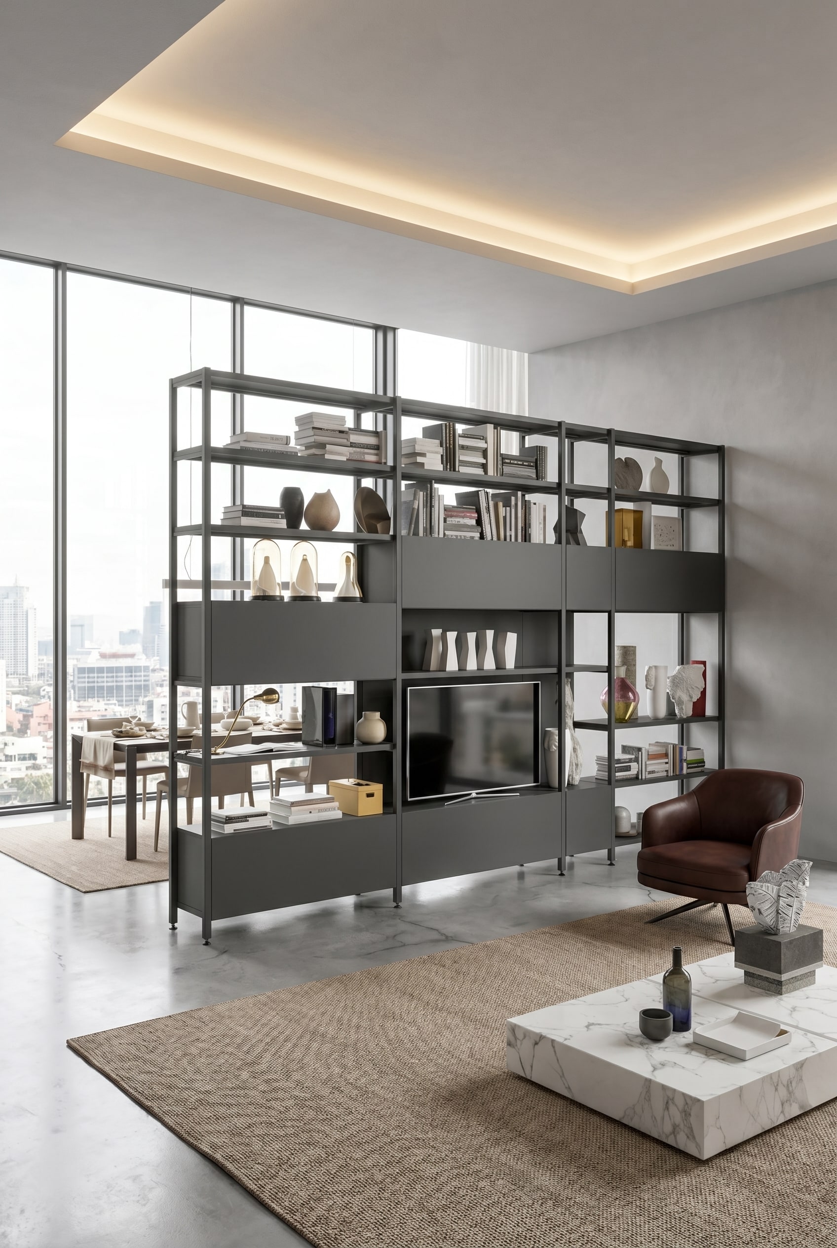 Offenes Metallregal Pontile als Raumtrenner in einem gro&szlig;en Wohnzimmer mit Designer-Vasen und B&uuml;chern dekoriert