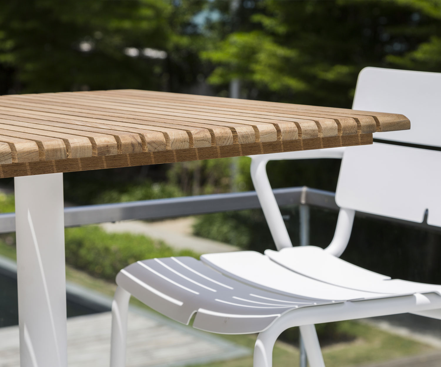 Oasiq Ceru Aluminium Esstisch B 70 cm weiß teak Oasiq Ceru Aluminium Esstisch B 70 cm weiß teak