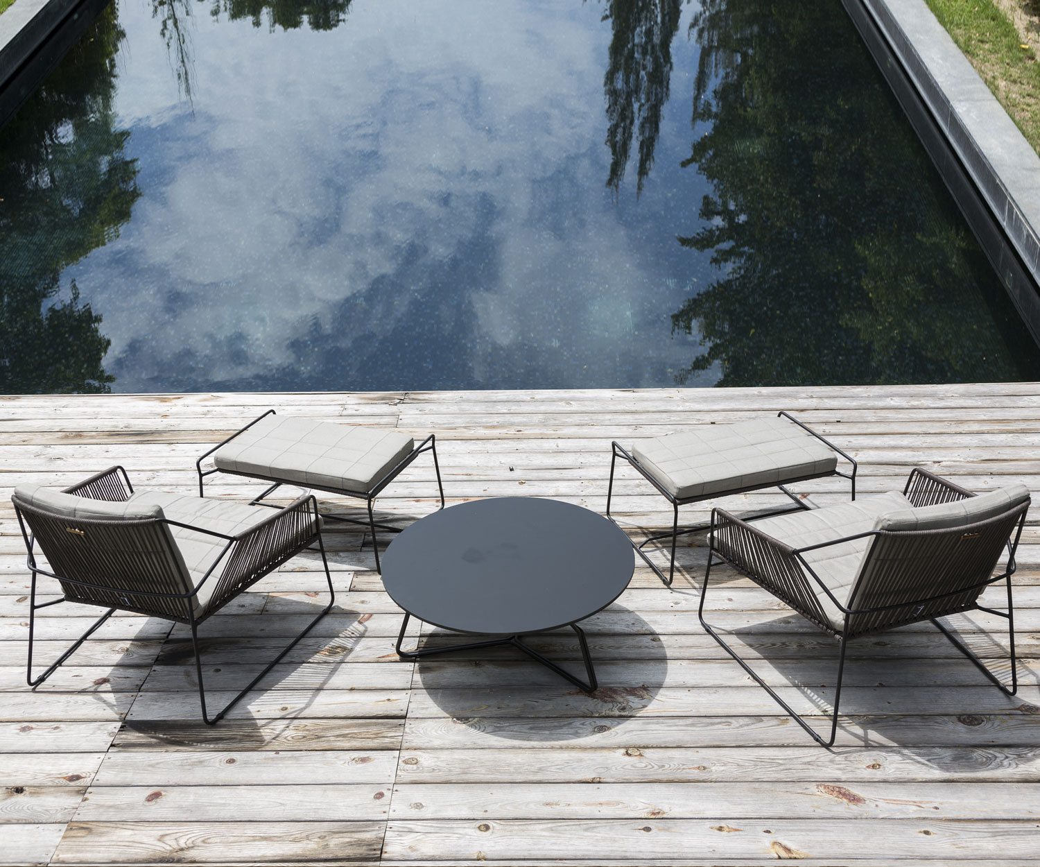 Moderner Oasiq Sandur Schnur Design Hocker in Kombination mit Sandur Stühlen Moderner Oasiq Sandur Schnur Design Hocker in Kombination mit Sandur Stühlen