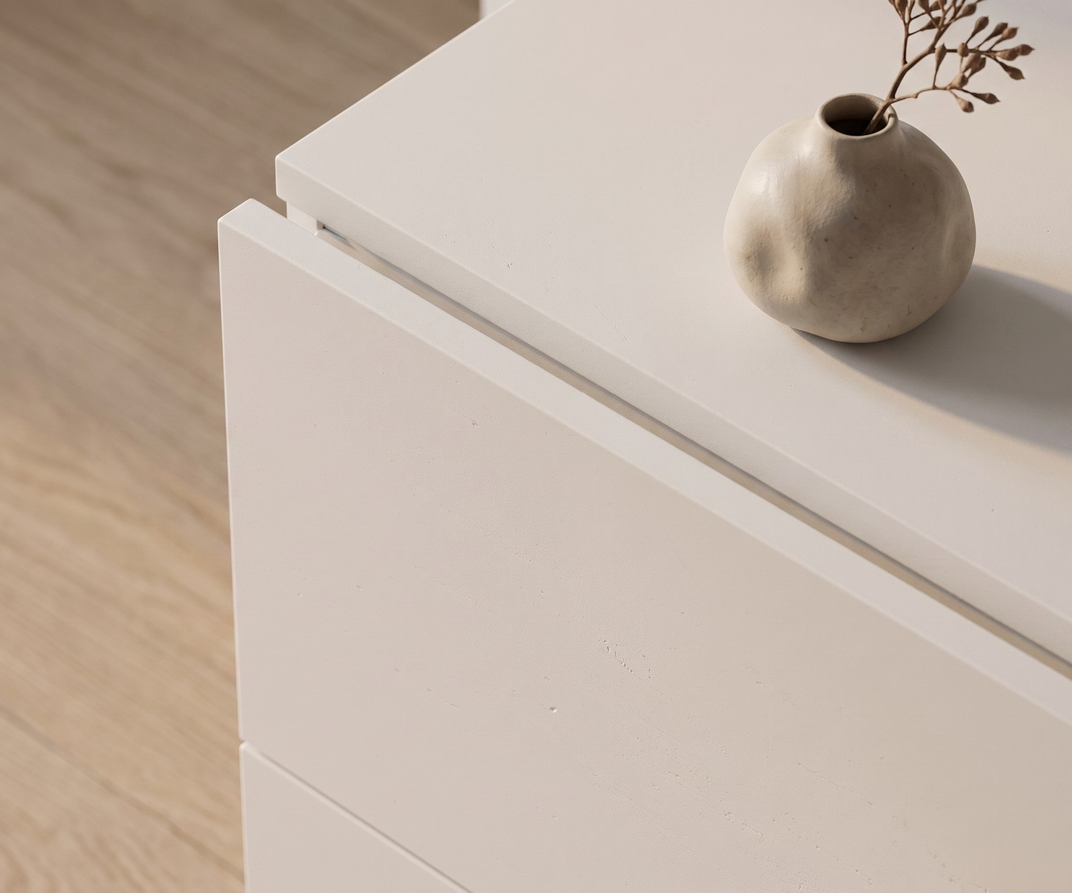 Novamobili Hängekommode Easy in Weiß Hängekommode fürs Schlafzimmer Novamobili Easy in Weiß, Detailansicht der matten Oberfläche mit kleiner Vase.
