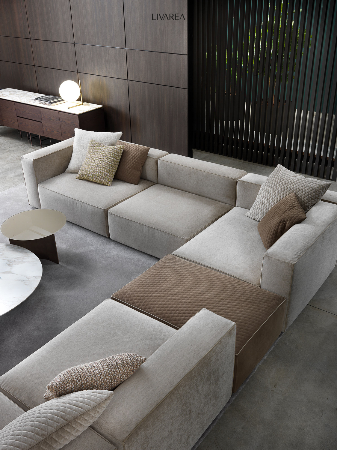 Bequemes Ecksofa groß mit Design Sideboard und Couchtisch Bequemes Ecksofa groß mit Design Sideboard und Couchtisch