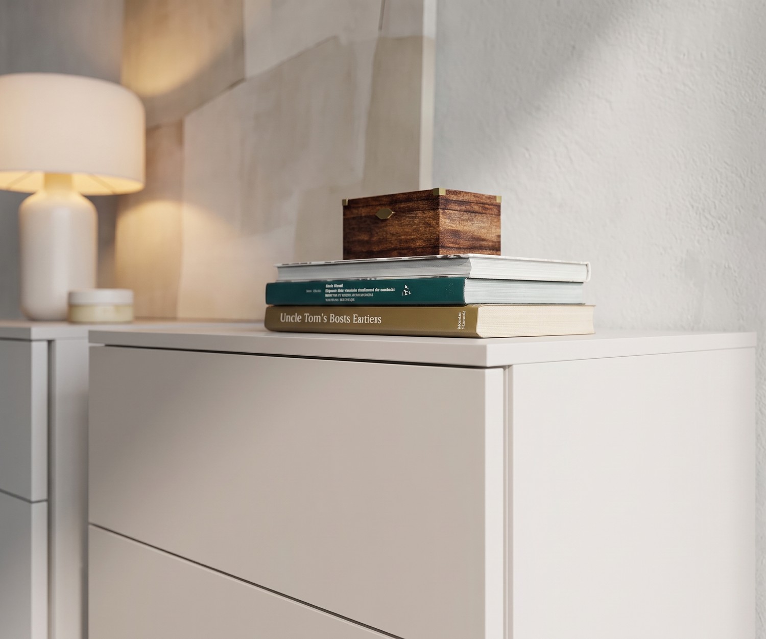 Livitalia Atena minimalistische Hochkommode Atena Hochkommode von Livitalia im Schlafzimmer für mehr Stauraum, minimalistische Schubladenkommoden in Weiß und Beige.