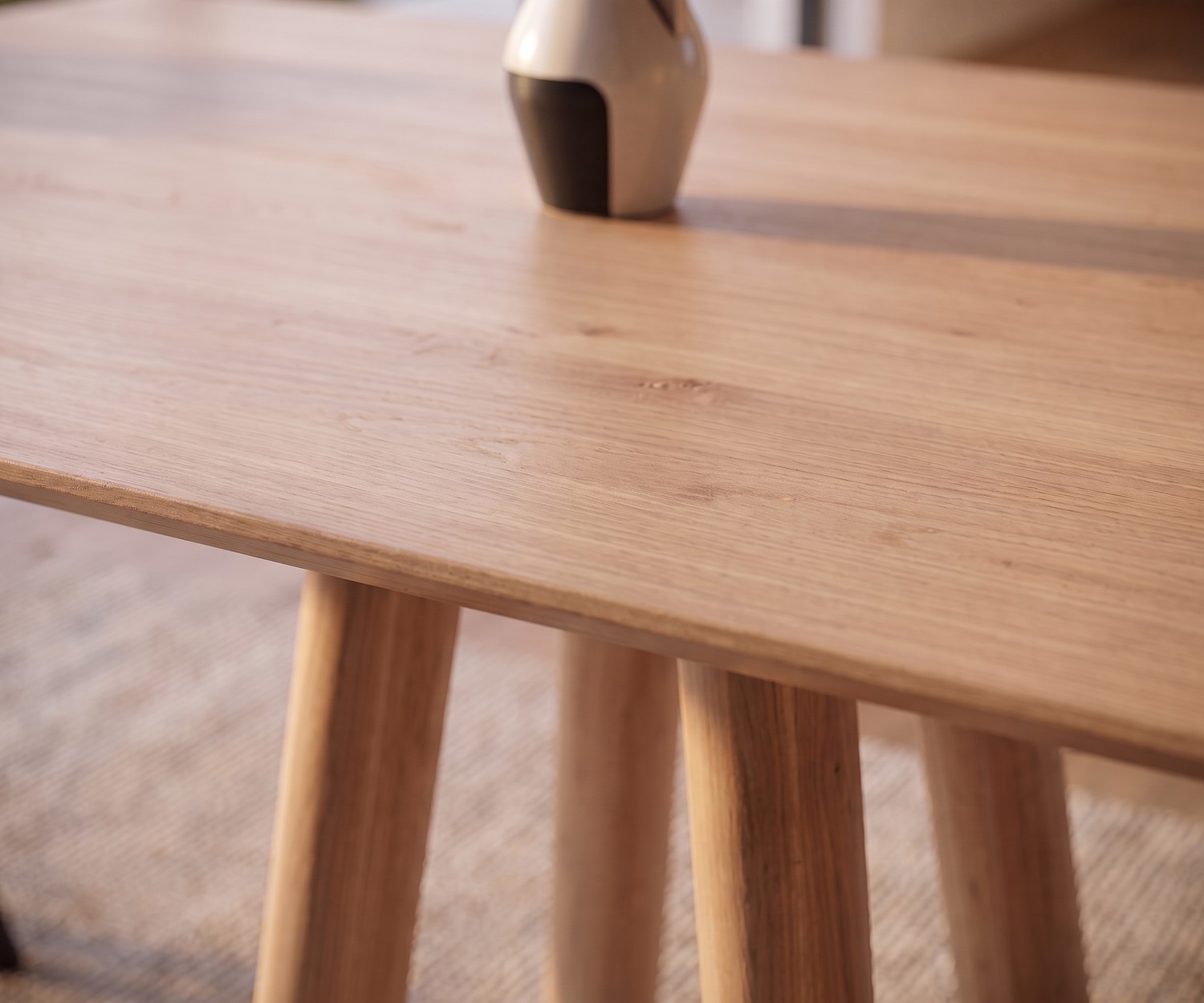 al2 mos-i-ko 001 a Design Esstisch aus Massivholz Esstisch mos-i-ko 001 a aus Holz für das Esszimmer, minimalistisches Design mit markanten Beinen, Stühlen und Teppich.