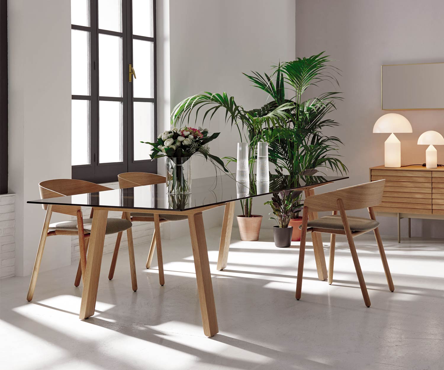 Massivholz Design Esszimmerstuhl aus Walnuss Massivholz Design Esszimmerstuhl aus Walnuss