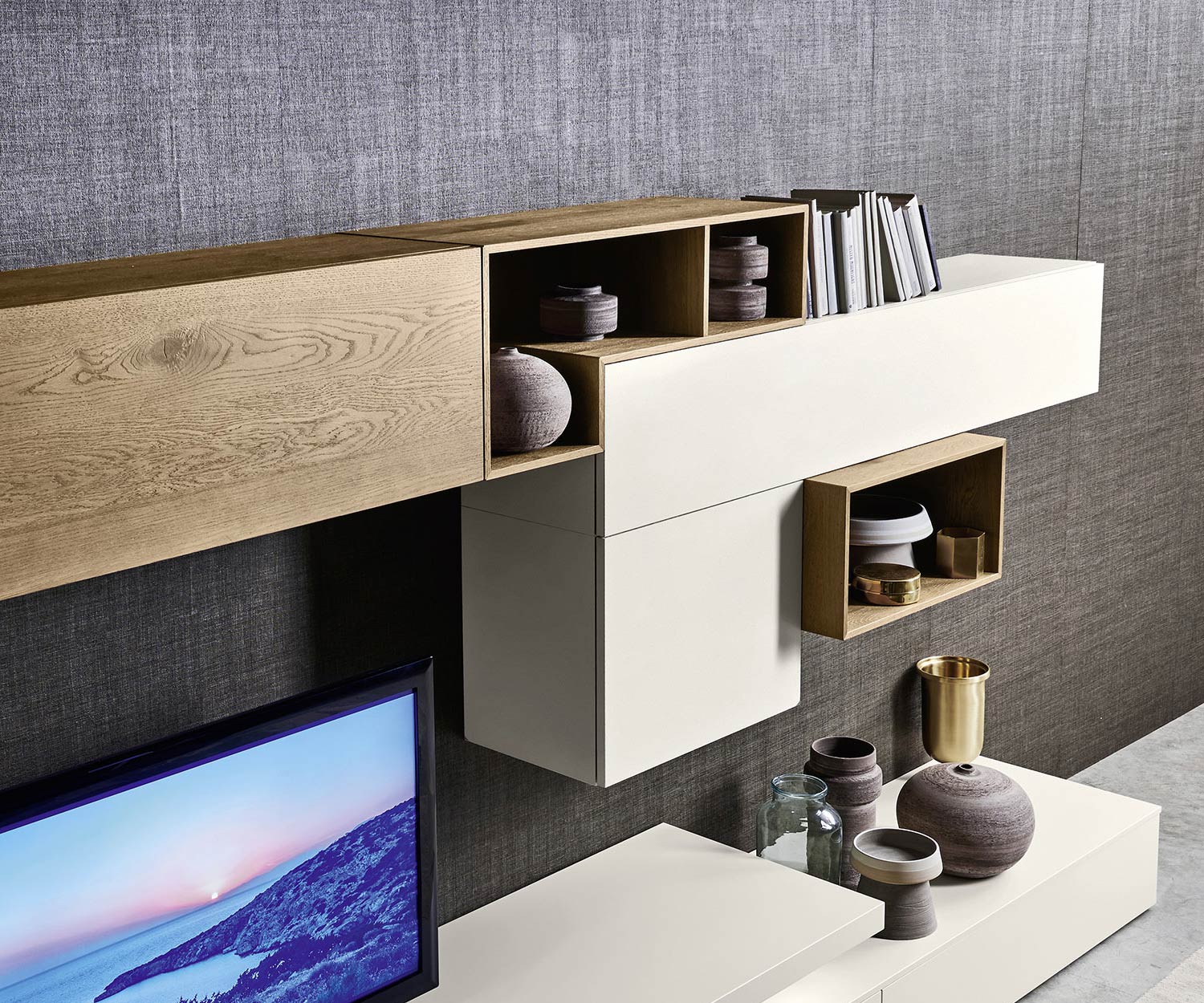 Moderne Livitalia Design Wohnwand C22 mit Hängeschränke in Eichenfurnier und Beige Matt Moderne Livitalia Design Wohnwand C22 mit Hängeschränke in Eichenfurnier und Beige Matt