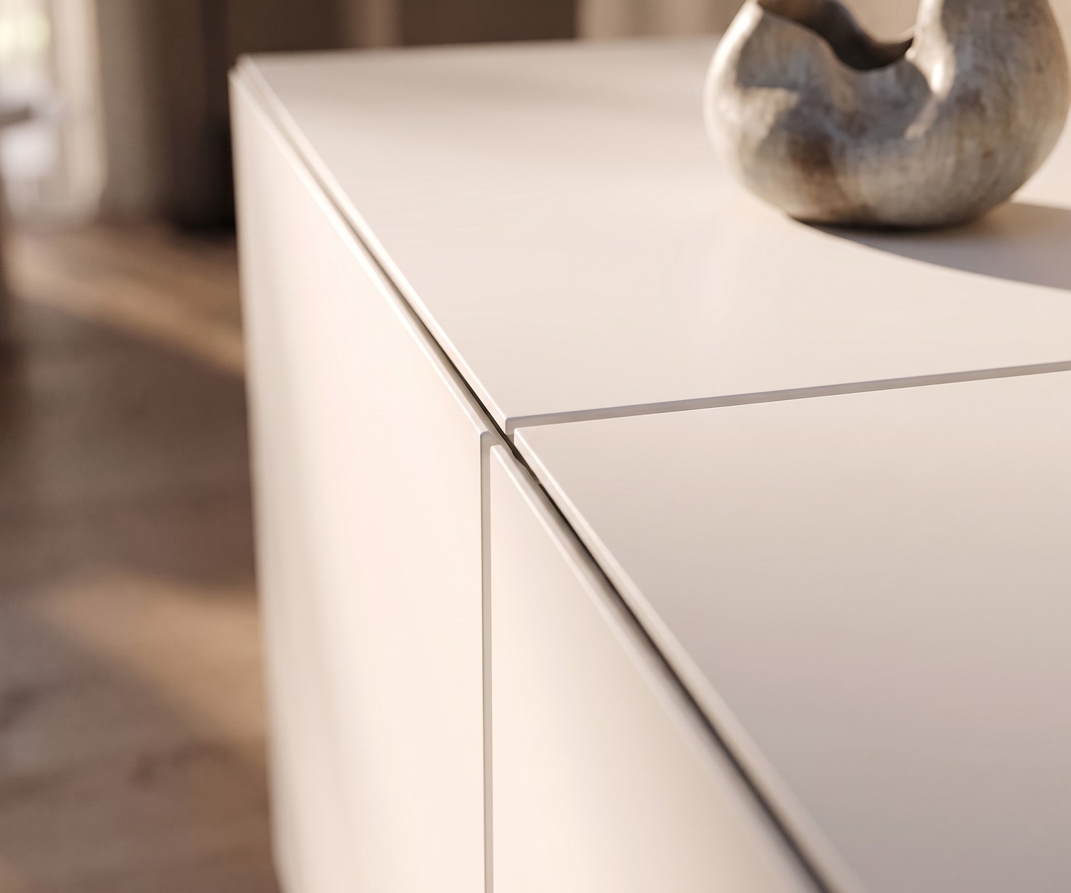 al2 Sideboard MOS-I-KO 003 A fürs Wohnzimmer, Detail der matt lackierten Oberfläche und präzisen Kanten in Beige