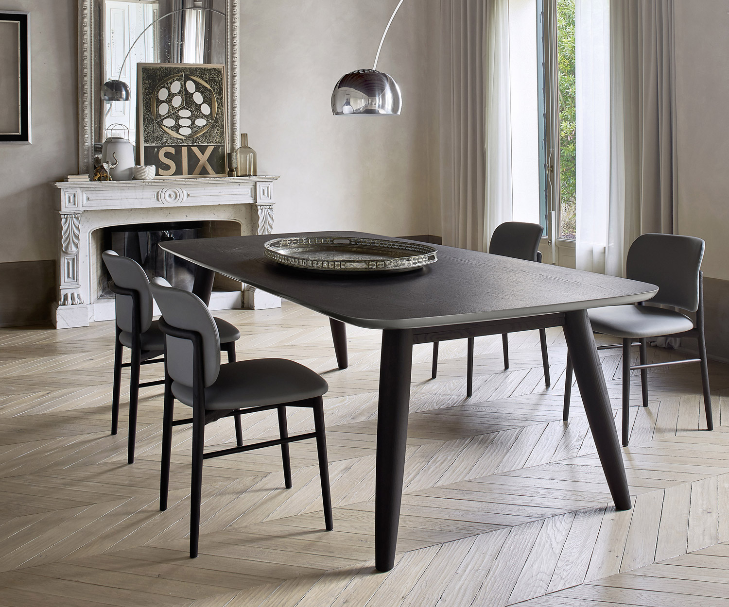 Rechteckiger Convivio Esszimmertisch von Livitalia mit Stühlen im Esszimmer Rechteckiger Convivio Esszimmertisch von Livitalia mit Stühlen im Esszimmer