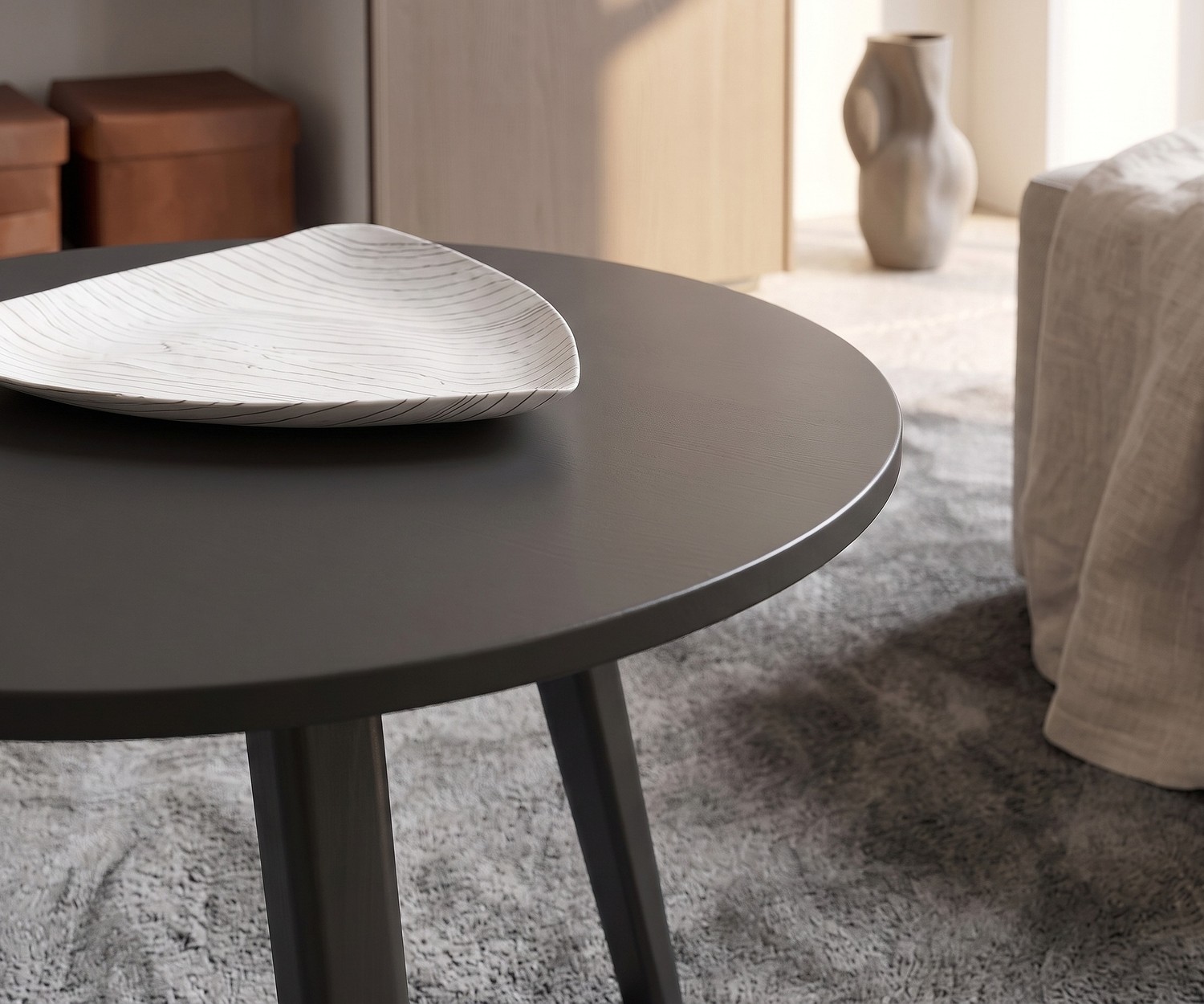 Runder Design Beistelltisch Trio in Dunkelgrau Beistelltisch Trio von Novamobili als Ablage im Wohnzimmer, runder Holz-Tisch in Dunkelgrau für modernen Wohnstil.