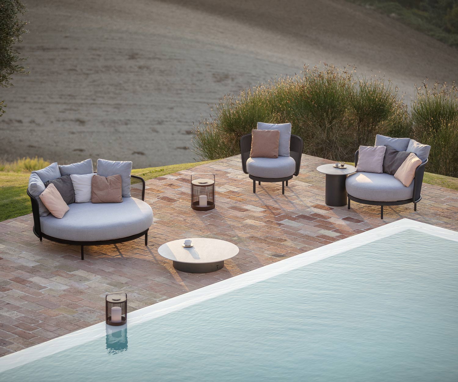 Garten Lounge Club Design Chair Baza von Todus am Pool auf Terrasse