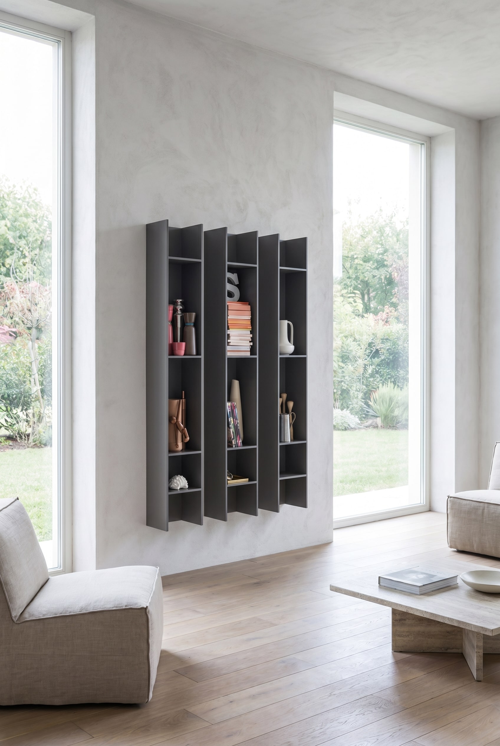 Elegantes Wohnzimmer mit zwei schmalen, hochformatigen Novamobili Wand Bücherregalen Butterfly in Anthrazit, asymmetrisch neben einer großen Fensterfront platziert