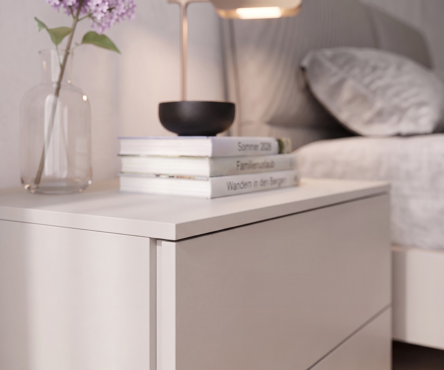 Nachttisch Atena von Livitalia fürs Schlafzimmer, moderne matte Nachtkommode in Beige mit Schubladen, minimalistischer Stil.
