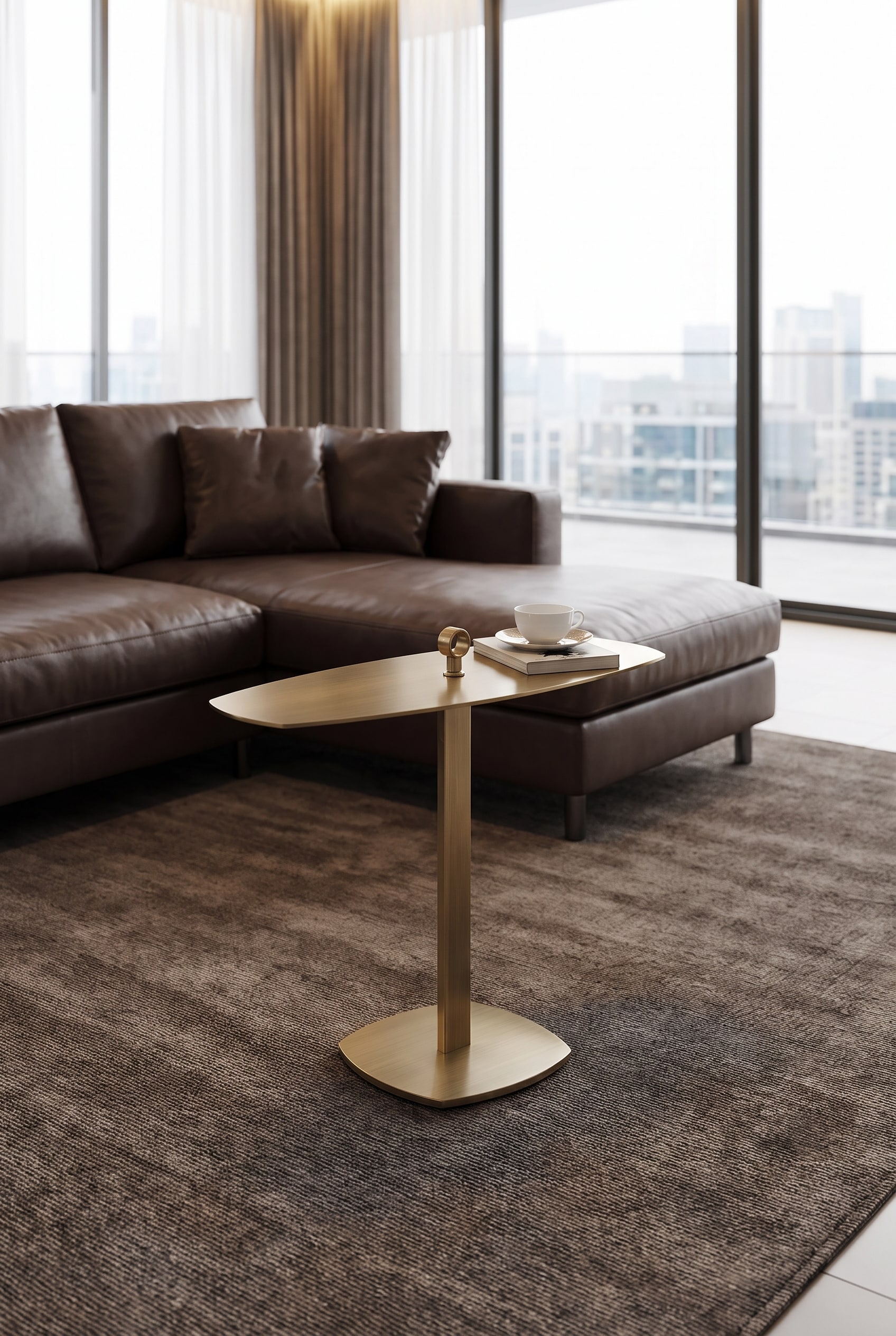 Filigraner Beistelltisch in Bronze-Finish vor einem dunklen Sofa, beleuchtet durch weiches Seitenlicht