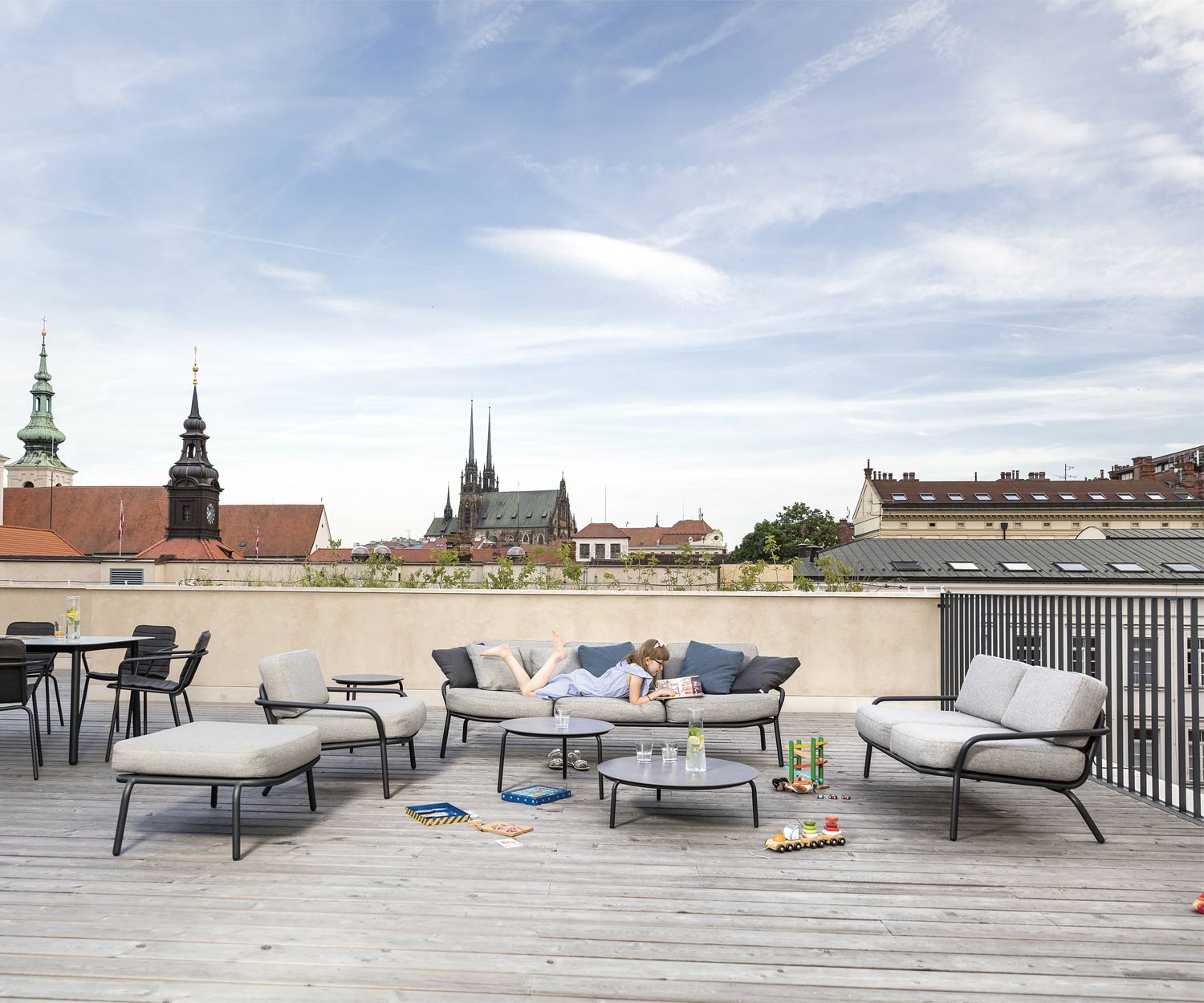 Modernes Todus Starling Design Gartensofa 3 Sitzer auf Dachterrasse Modernes Todus Starling Design Gartensofa 3 Sitzer auf Dachterrasse