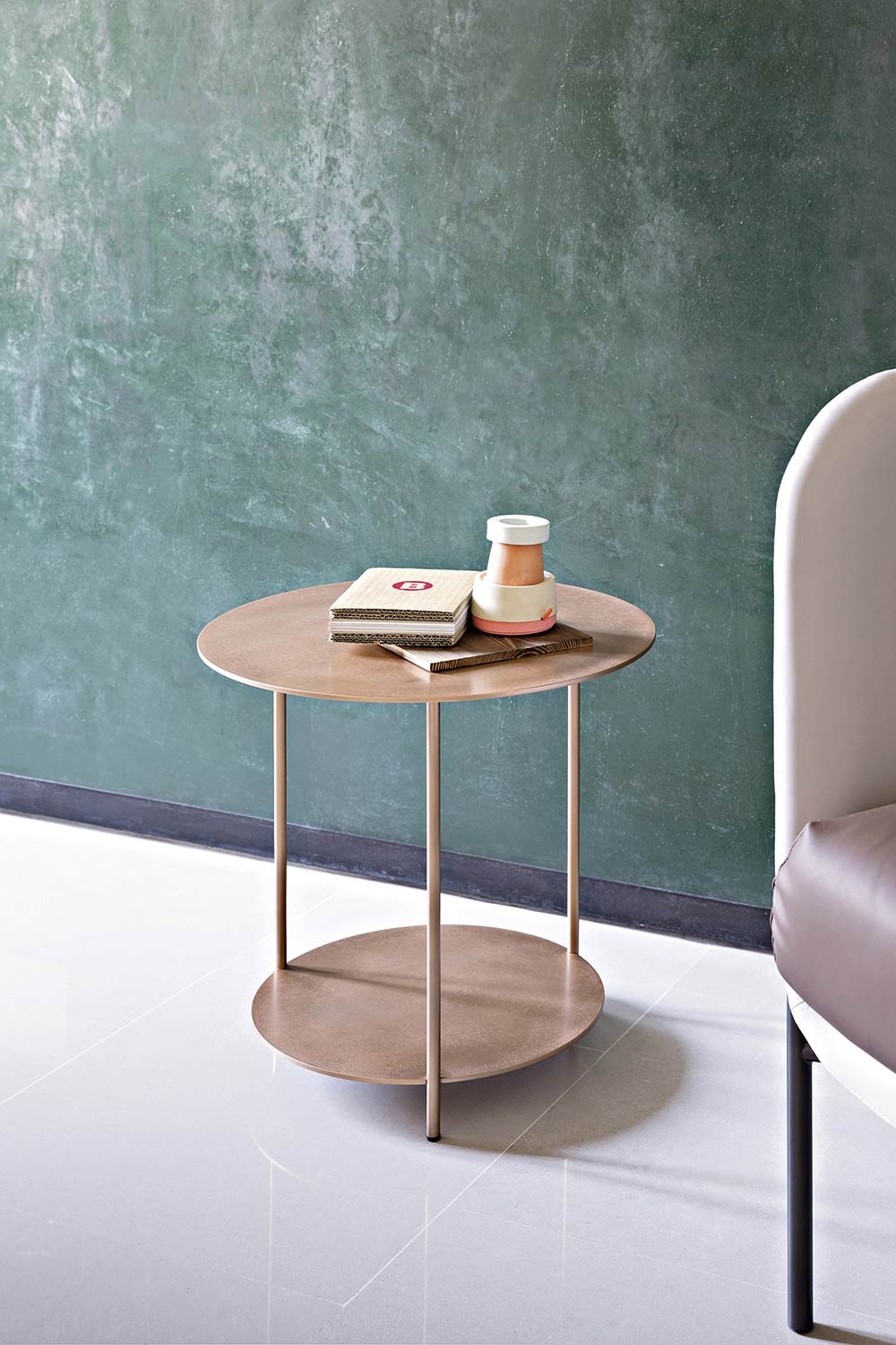 Runder Beistelltisch aus Kupfer Runder Beistelltisch aus Kupfer