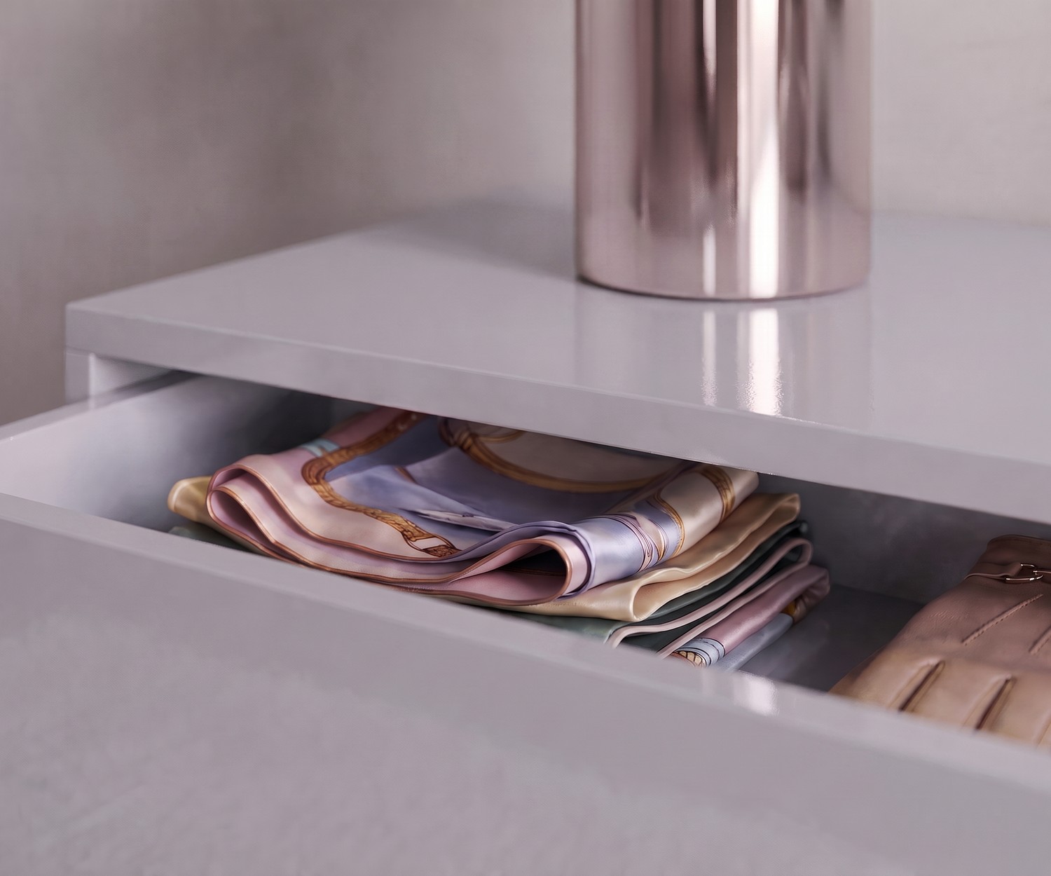 Novamobili Hängekommode Easy Hellgrau Hängekommode Easy von Novamobili als Schlafzimmer-Kommode, geöffnete Schublade mit Schals, Hellgrau Hochglanz, modern.