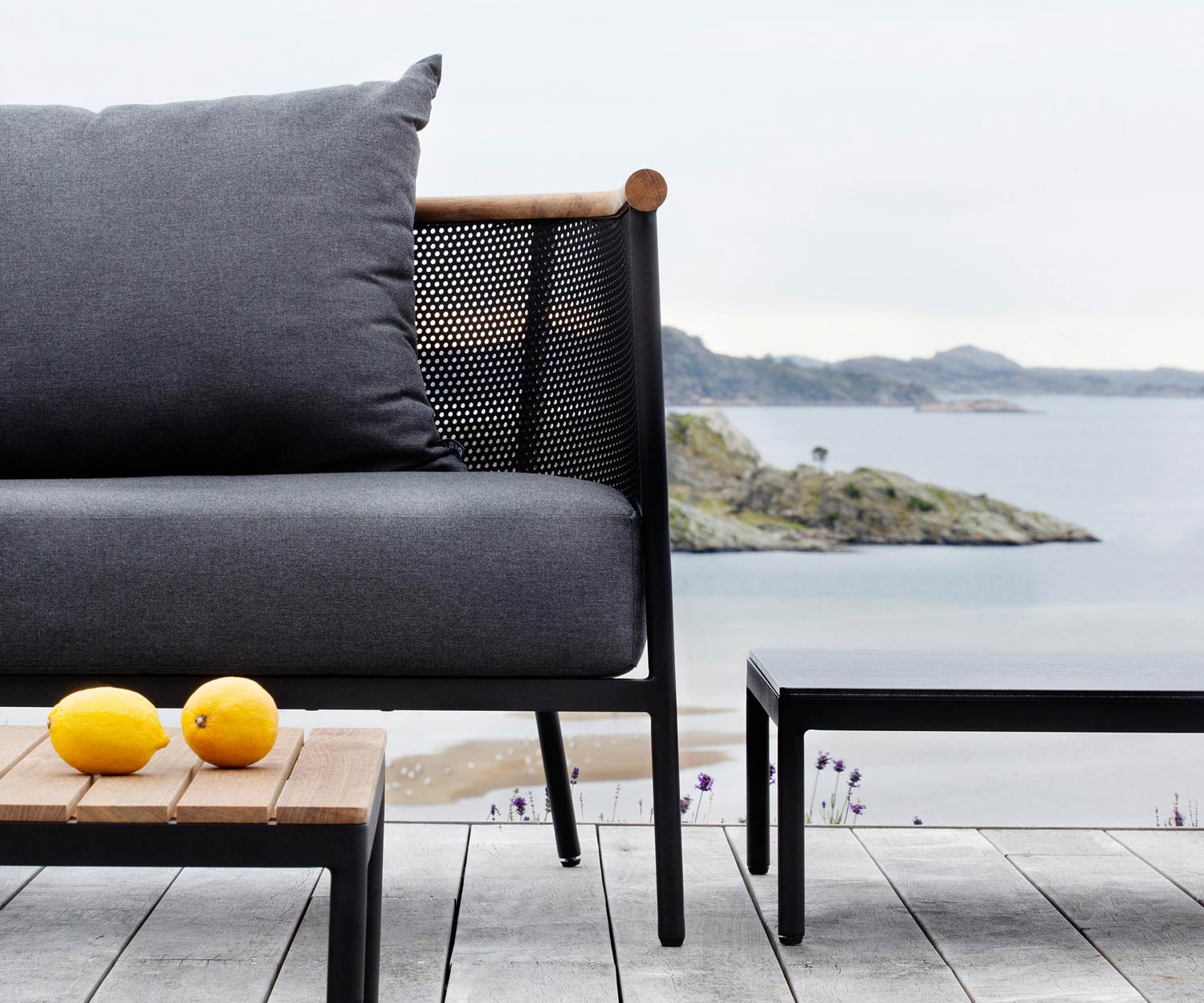 Oasiq Riad Gartensofa im Detail Armlehne und Polsterauflage Oasiq Riad Gartensofa im Detail Armlehne und Polsterauflage