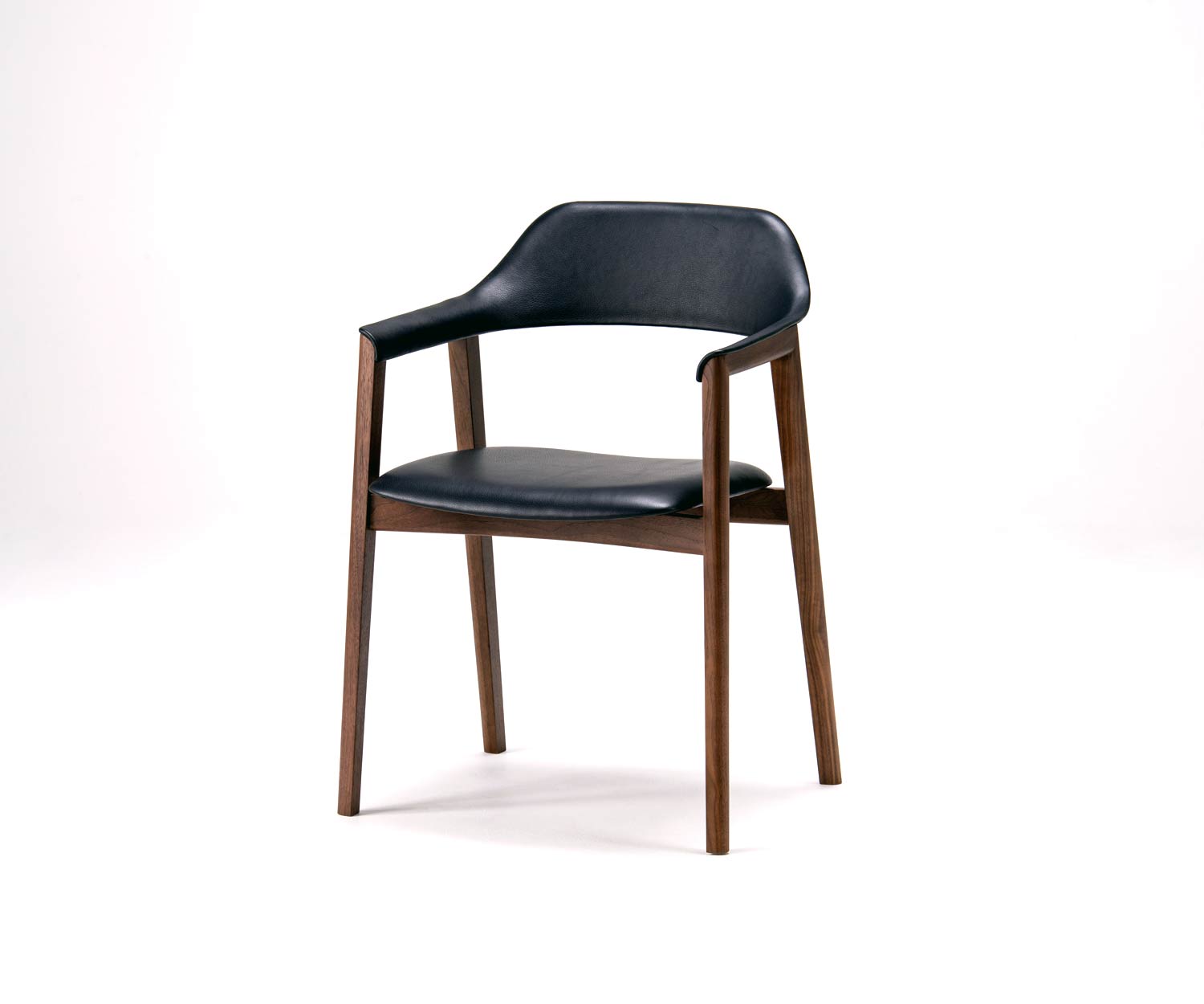 Moderner Conde House Ten Design Armlehnenstuhl im Esszimmer am Ten Tisch platziert Moderner Conde House Ten Design Armlehnenstuhl im Esszimmer am Ten Tisch platziert