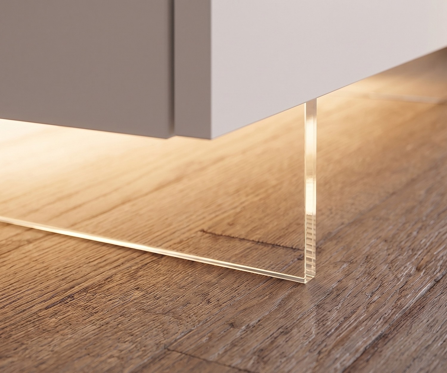 Livitalia TV Sockel transparent für schwebende Lowboards, aus Acrylglas mit LED-Beleuchtung auf Holzboden im Wohnzimmer.