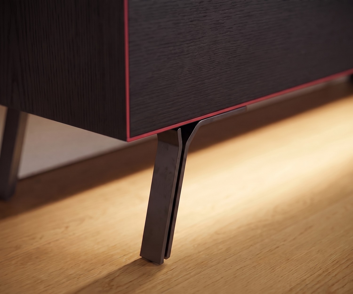 Livitalia Minimal Lowboard in Eiche Dunkel mit schlanken Metallfüßen, roter Akzentkante und Bodenbeleuchtung im Wohnzimmer.