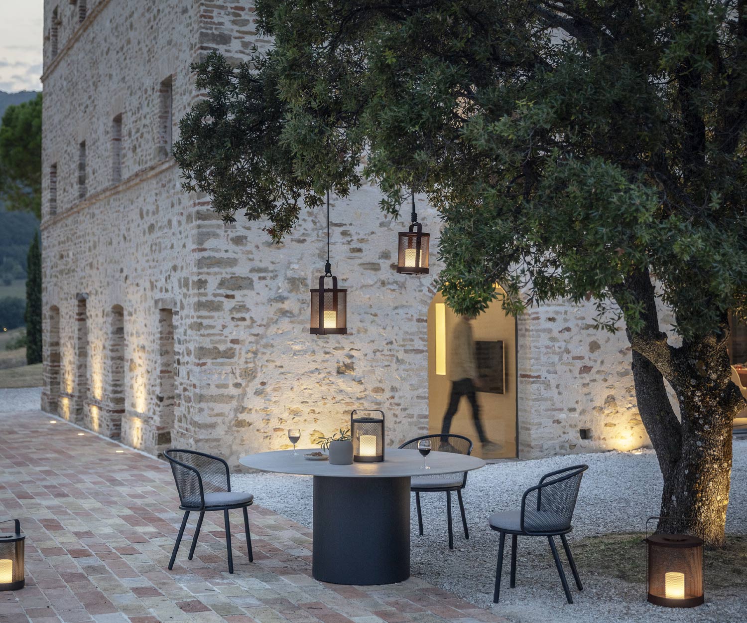 Bequemer Stuhl Baza von Todus am Abend mit Beleuchtung vor Gebäude Bequemer Stuhl Baza von Todus am Abend mit Beleuchtung vor Gebäude