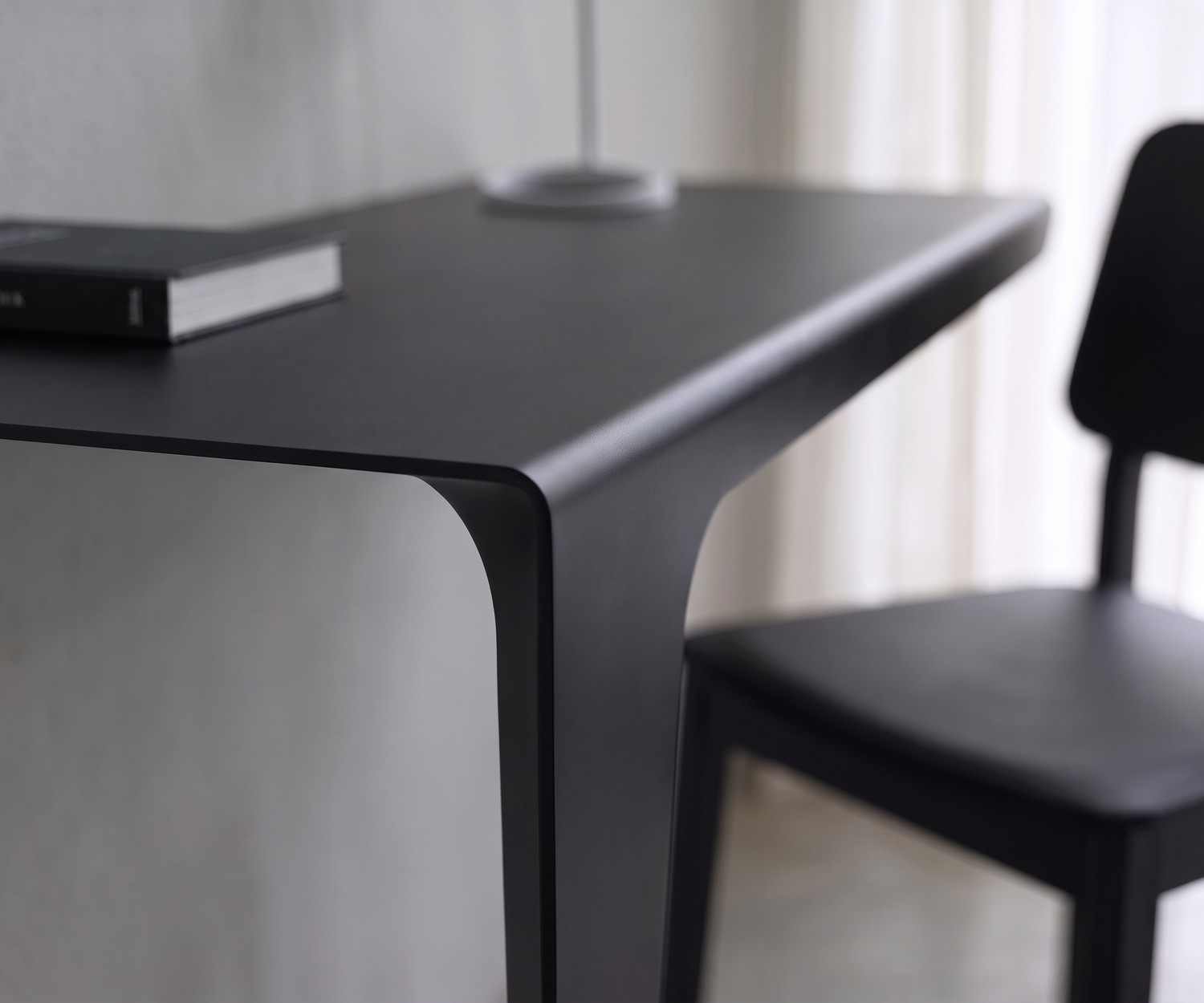 MEME Design Konsole Lama aus Metall. Moderne, schwarze Wandkonsole für schmale Flure und Dielen im minimalistischen Stil.