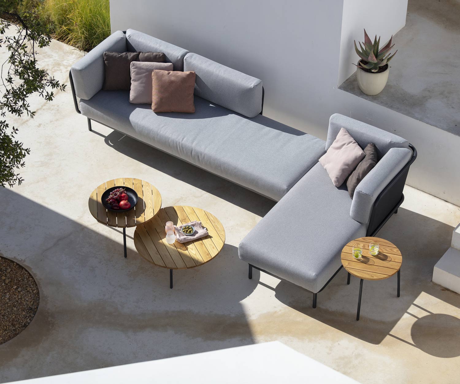 Hochwertiger Starling Design Beistelltisch auf der Terrasse mit Gartensofa Baza Hochwertiger Starling Design Beistelltisch auf der Terrasse mit Gartensofa Baza