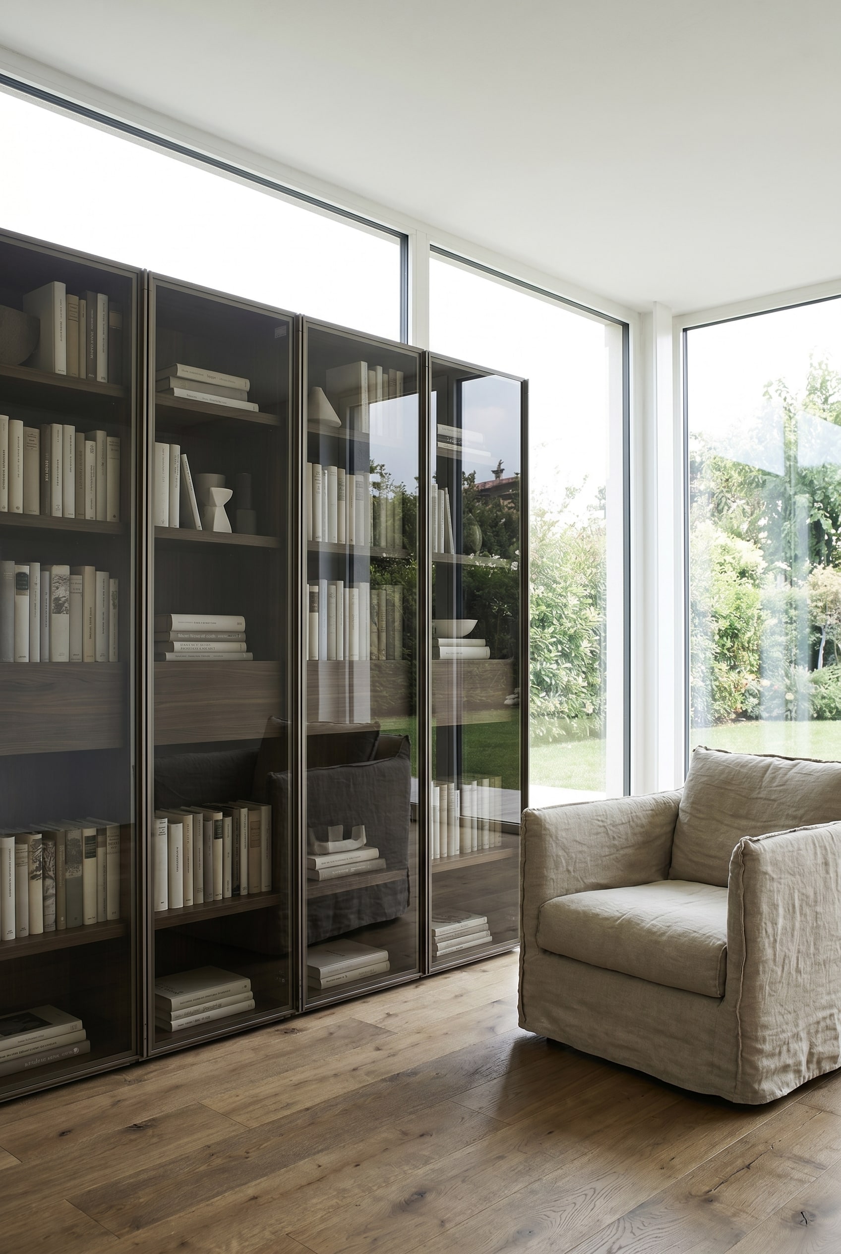 Dunkelbraunes Echtholzregal mit getönten Glastüren und integrierter LED-Beleuchtung im puristischen Wohnzimmer