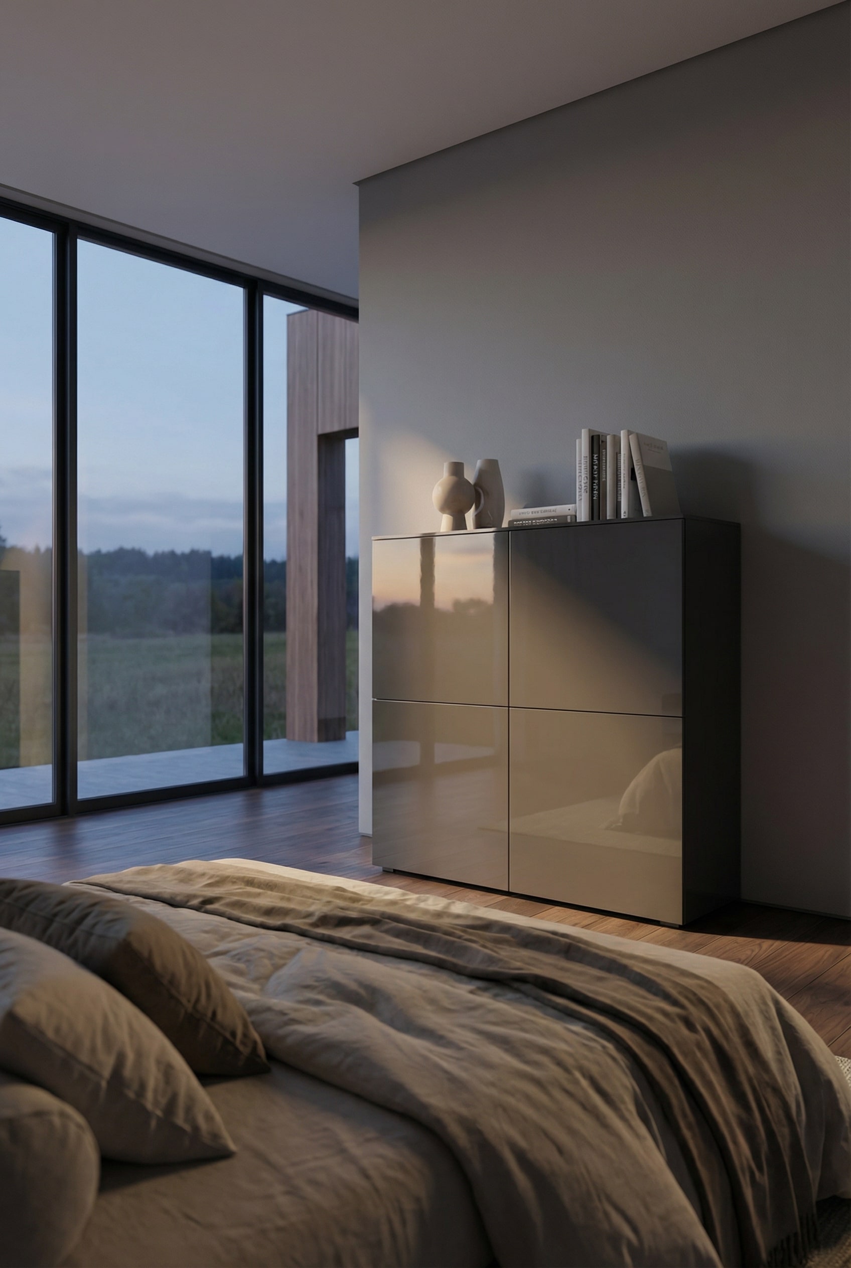 Livitalia Highboard Four als eleganter Stauraum für Technik im Schlafzimmer. Livitalia Highboard Four als eleganter Stauraum für Technik im Schlafzimmer.