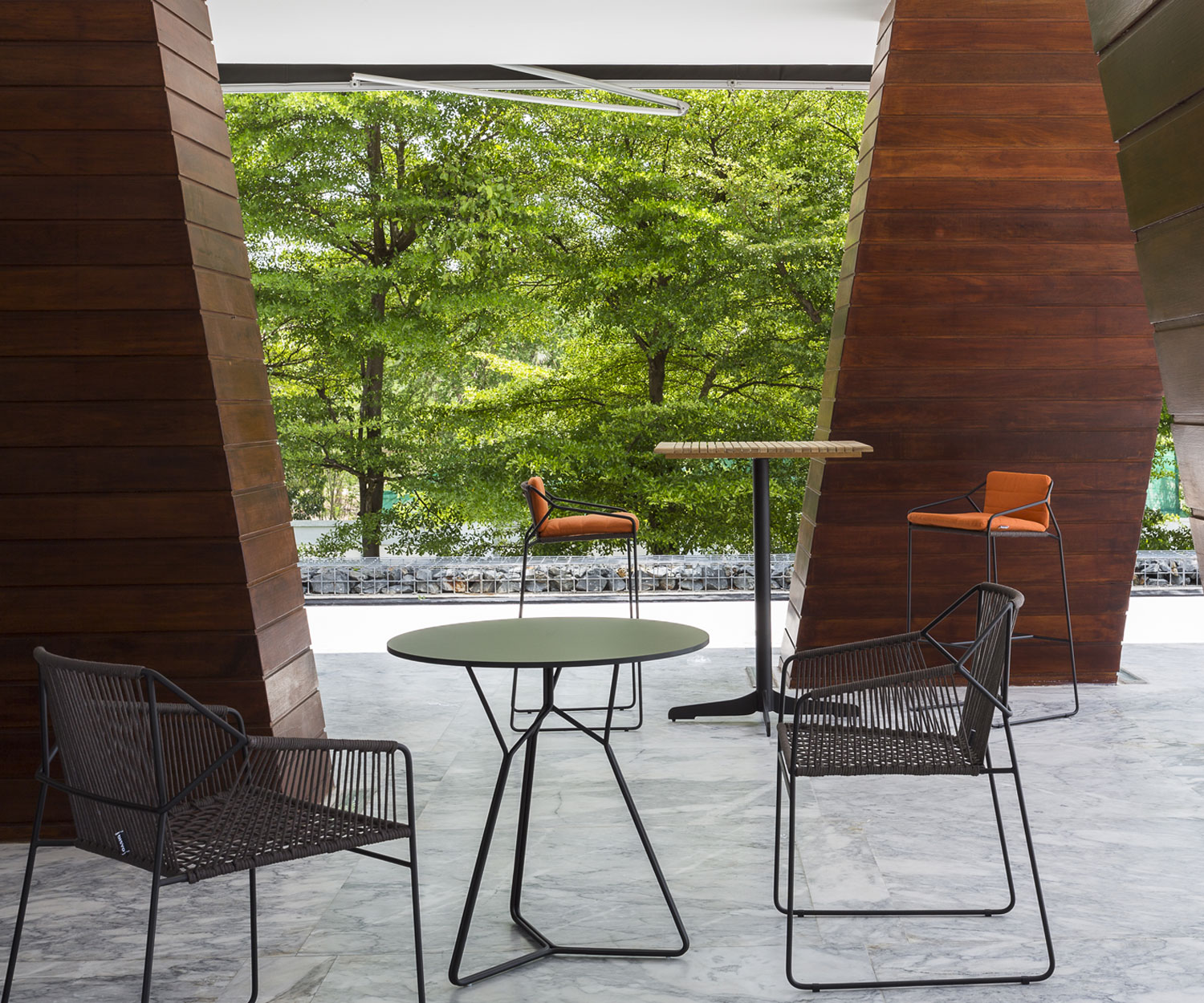 Hochwertiger Oasiq Sandur Schnur Design Stuhl in dunkelgrauem Edelstahlgestell Hochwertiger Oasiq Sandur Schnur Design Stuhl in dunkelgrauem Edelstahlgestell