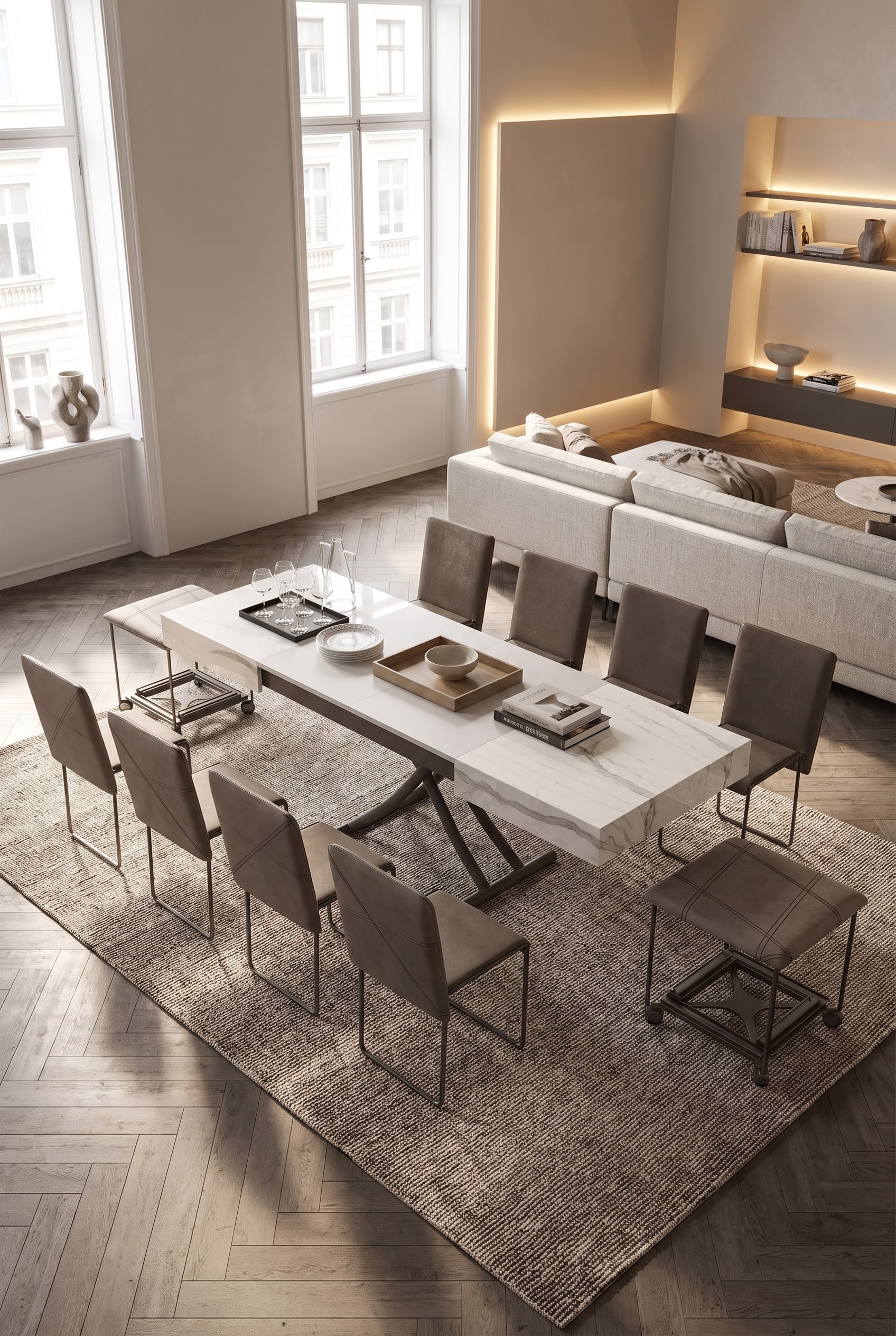 Elegantes Wohnzimmer mit höhenverstellbarem Couchtisch aus Holz, flachem Holztablett, modernem Stoffsofa und texturiertem Teppich