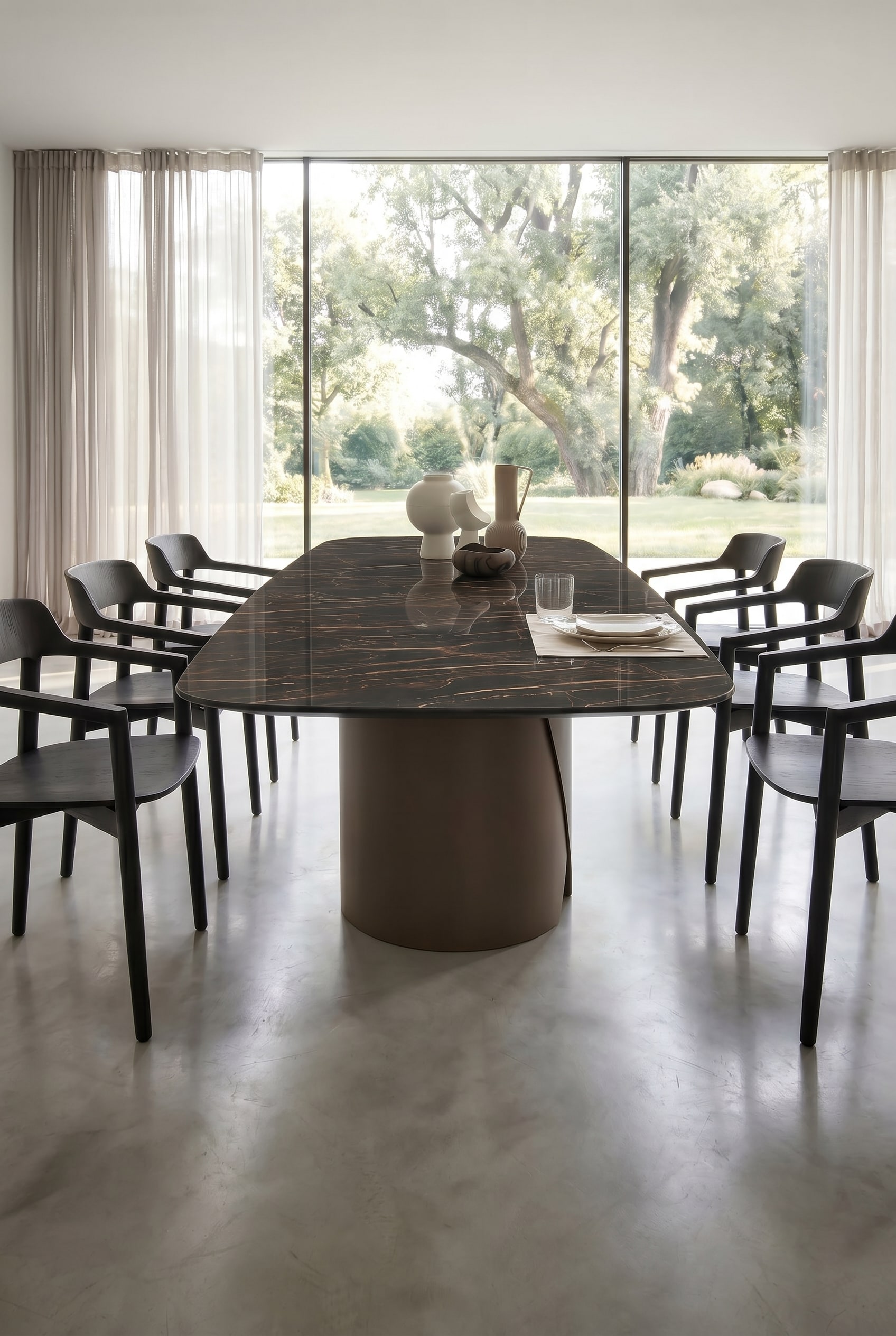 Skulpturales rundes Metallbein des Esstisches in der Farbe Brown