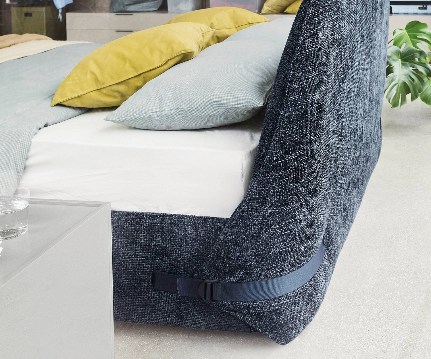 Novamobili Bett Tape Polsterbett mit grobem Bezug in Blau Novamobili Bett Tape Polsterbett mit grobem Bezug in Blau