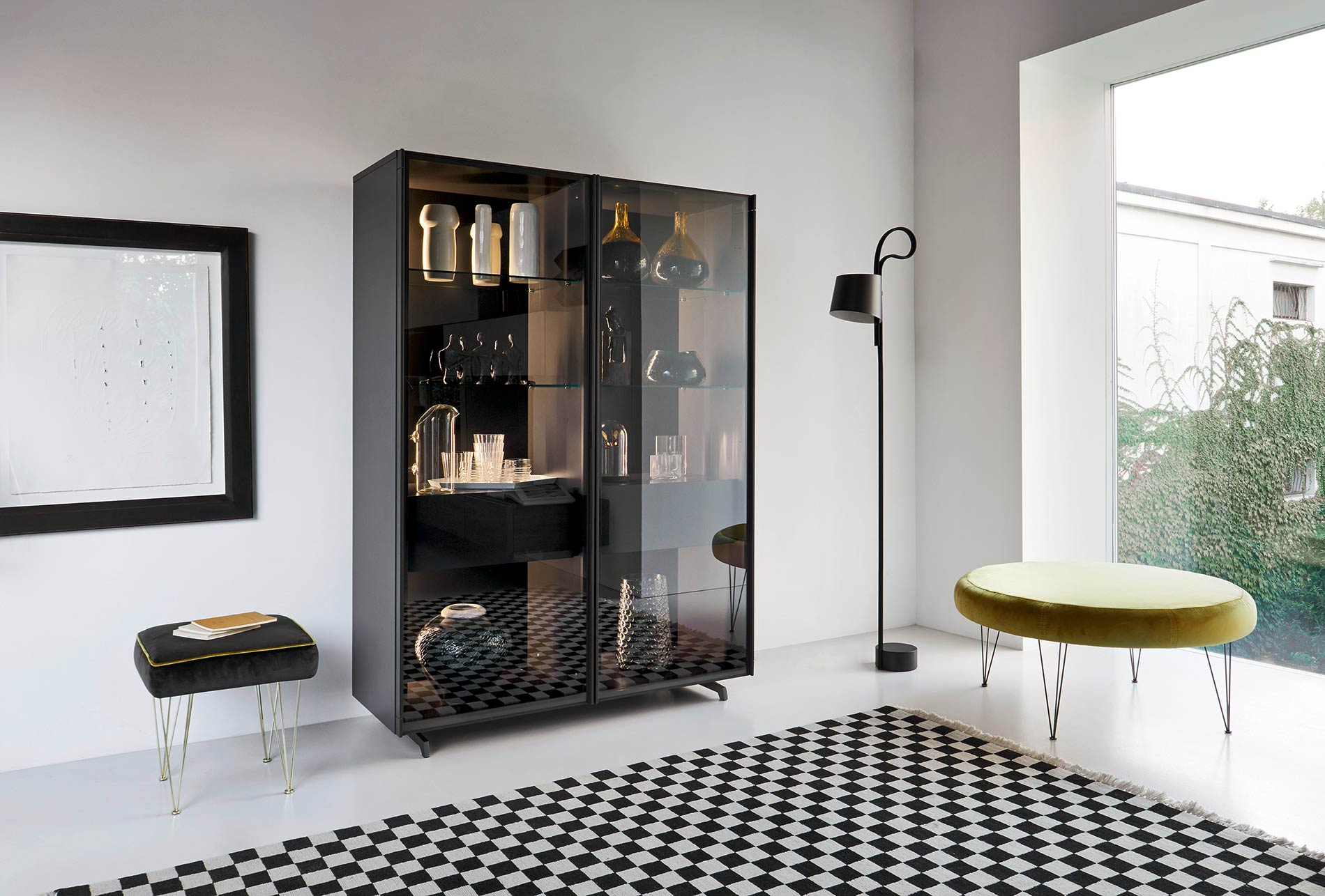 Moderne Glasvitrine mit getönten Scheiben