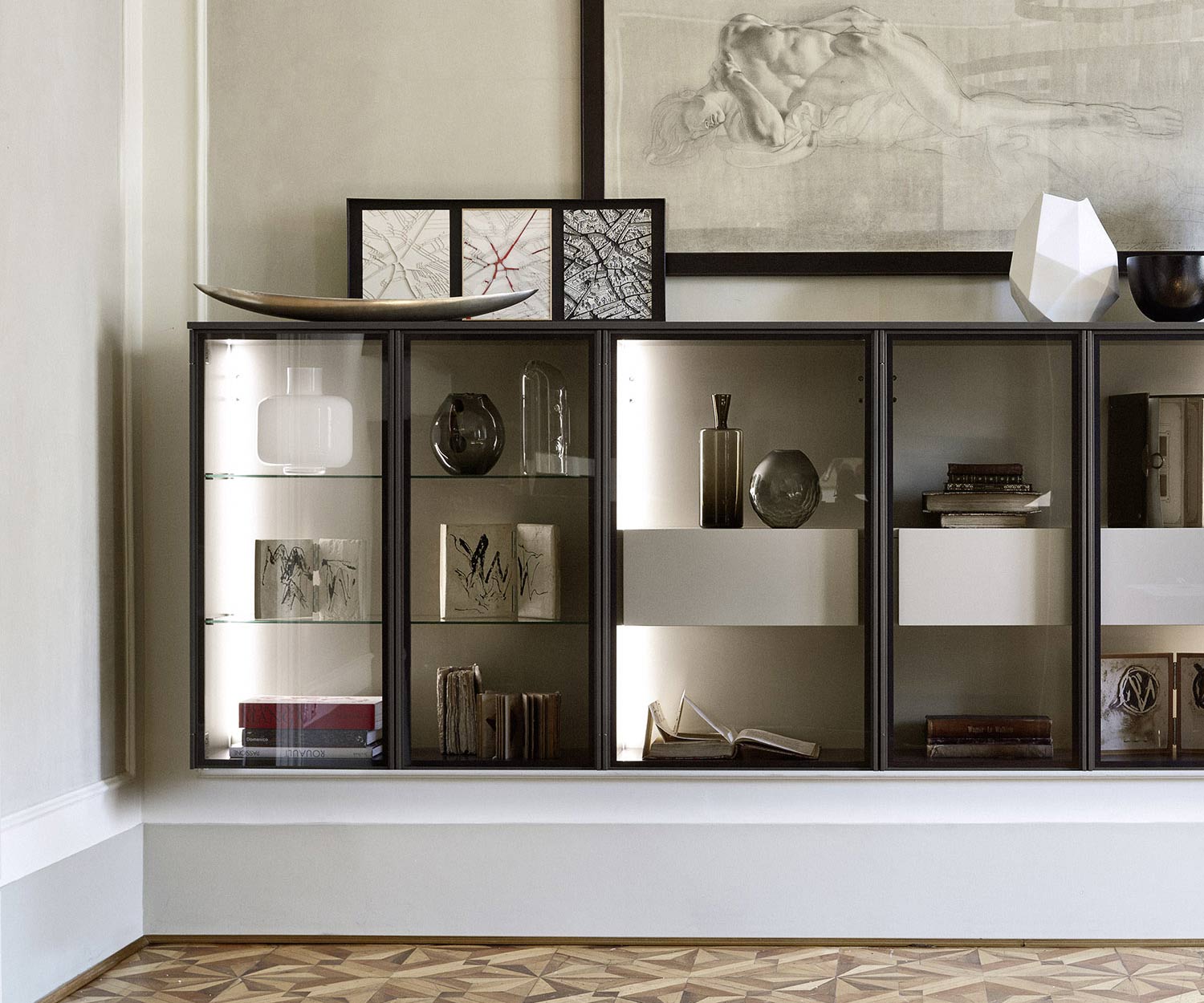 Hochwertige hängende Livitalia Design Glasvitrine mit LED Beleuchtung in Braun Matt Hochwertige hängende Livitalia Design Glasvitrine mit LED Beleuchtung in Braun Matt