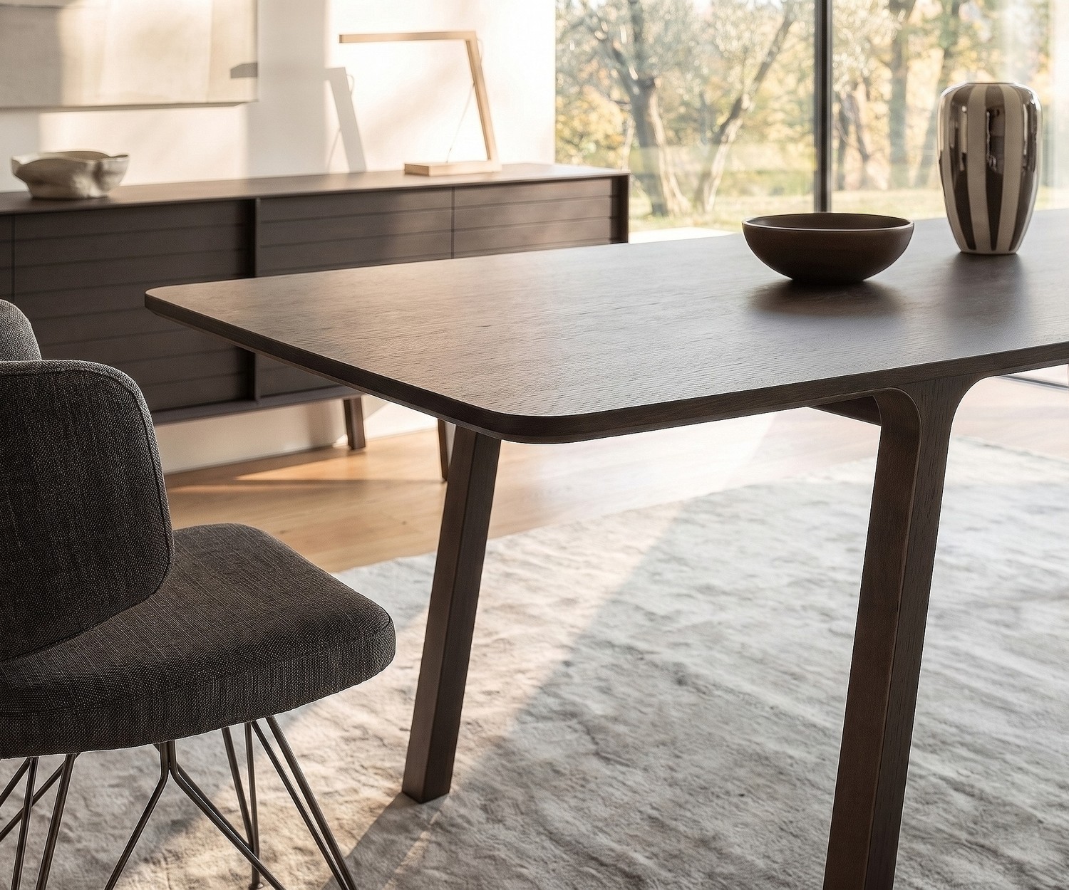 al2 mobius 001 Designer Esstisch aus Eukalyptus al2 mobius 001 Esstisch für das Esszimmer, Massivholzgestell in Eukalyptus, moderner minimalistischer Einrichtungsstil.