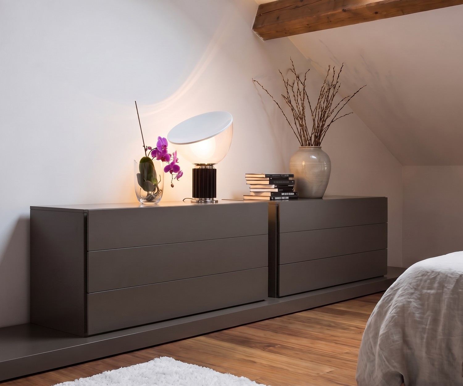 Novamobili Kommode Easy mit 3 Schubladen im Schlafzimmer, modernes graues Design unter Dachschräge mit Tischleuchte.