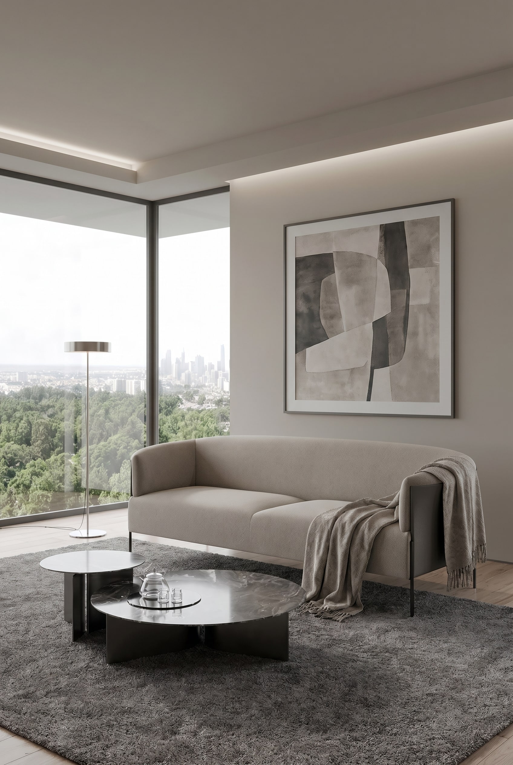 Elegantes Wohnzimmer mit tiefem Sofa in Greige und Ton-in-Ton gestrichenen Wänden sowie Decke