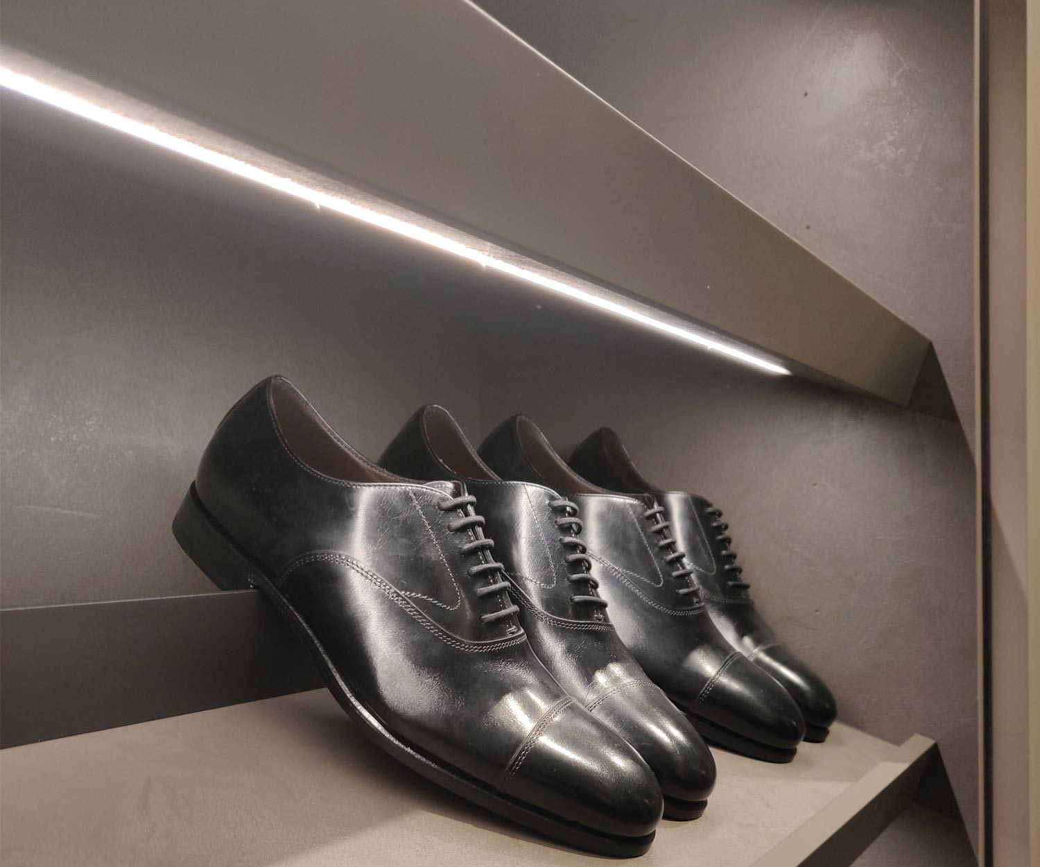 Design Schuhschrank mit LED Beleuchtung pro Einlegeboden Design Schuhschrank mit LED Beleuchtung pro Einlegeboden