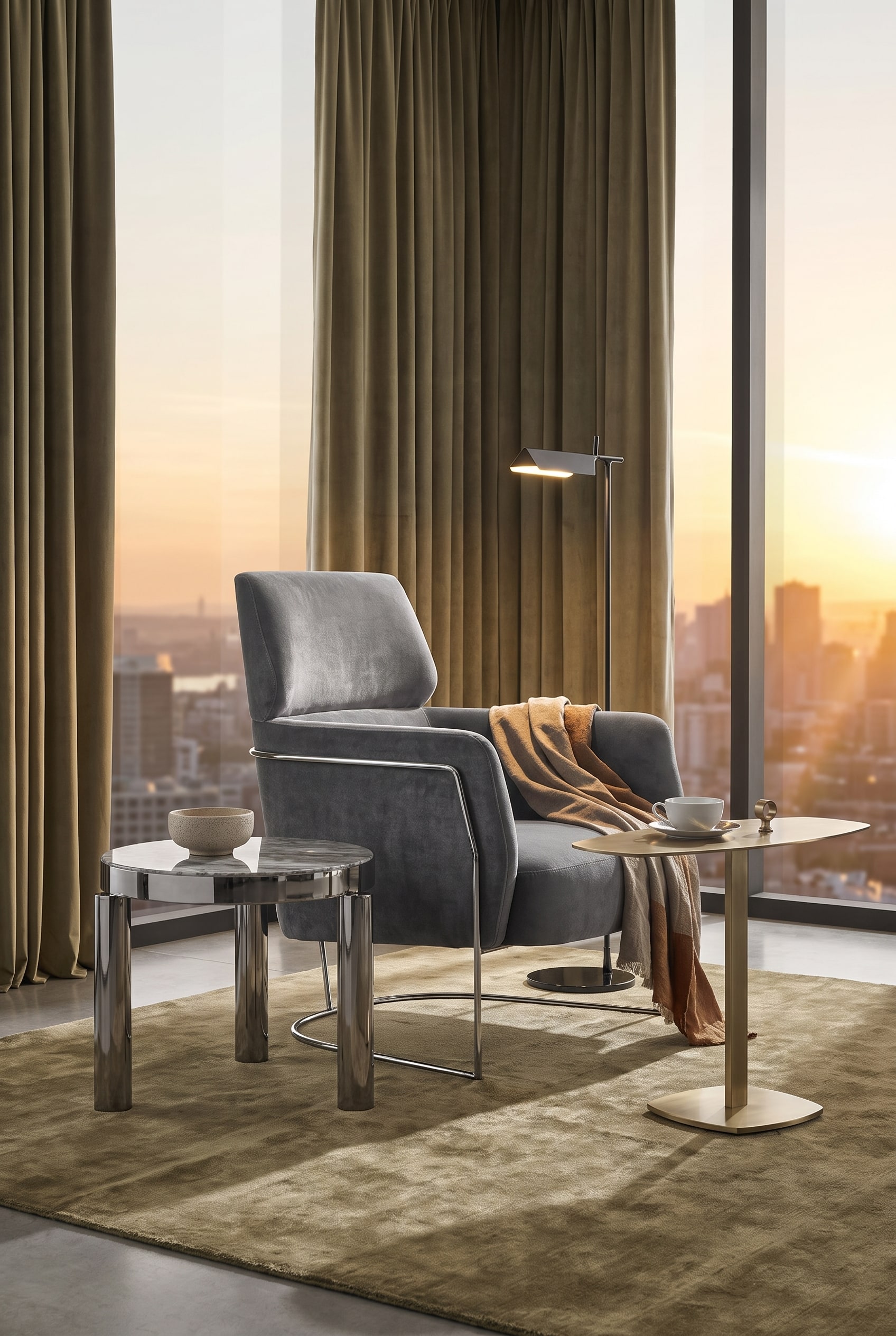 Lounge-Ecke mit einem khakifarbenen Samtsessel auf einem filigranen Chromgestell und einer minimalistischen Stehleuchte