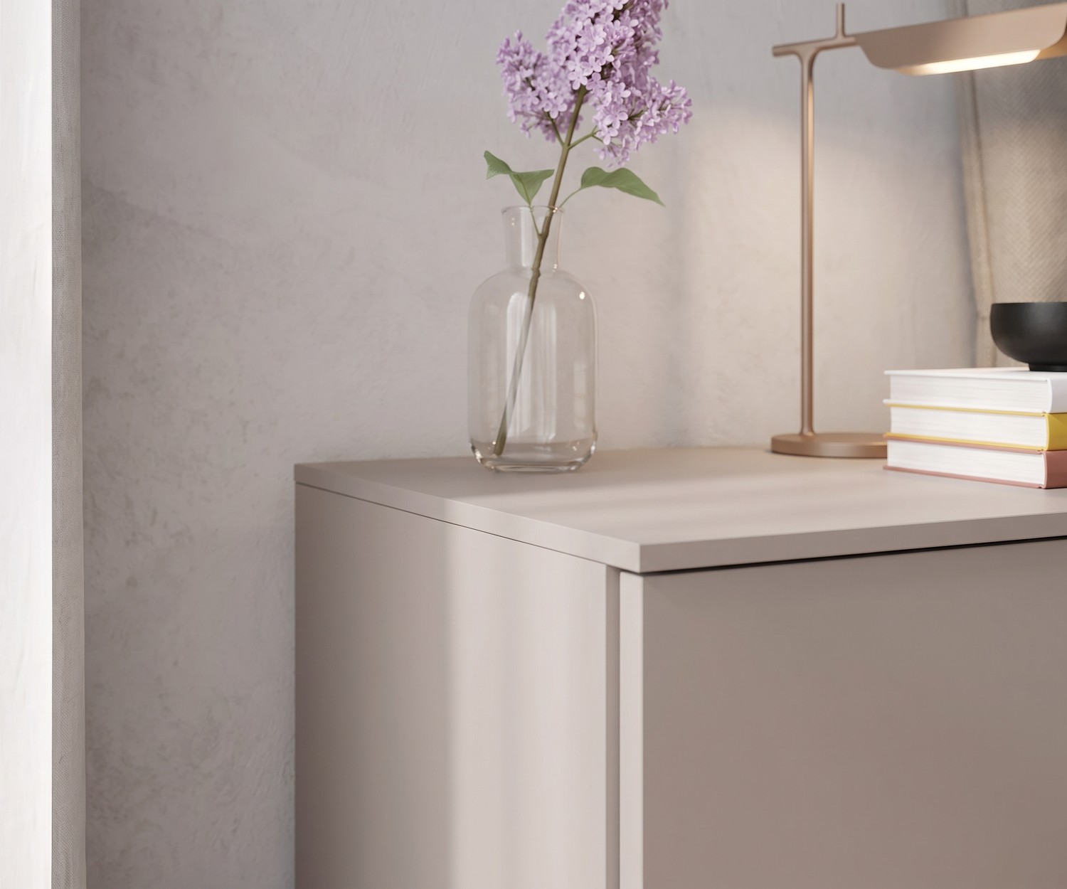 Livitalia Atena Nachttisch in Beige Atena Nachttisch von Livitalia fürs Schlafzimmer in mattem Beige, dekoriert mit einer Blumenvase und einer Tischlampe.