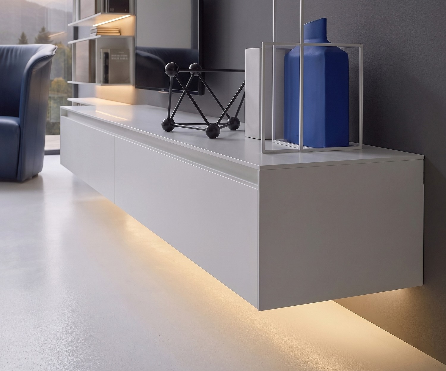 Novamobili Reverse TV-Lowboard hängend Hängendes TV-Lowboard Novamobili Reverse in Weiß mit LED-Beleuchtung im modernen Wohnzimmer