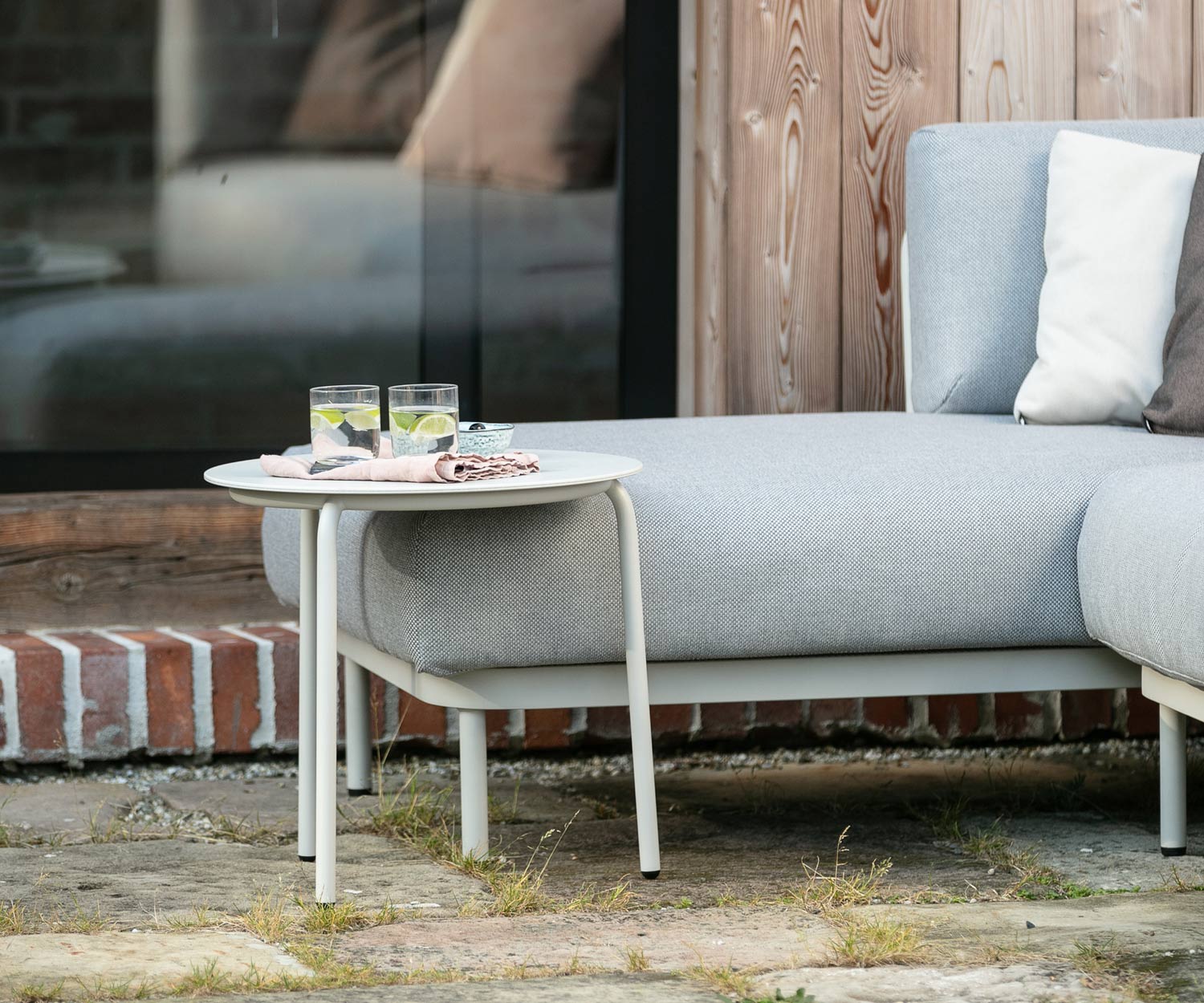 Moderner Todus Starling Designer Beistelltisch mit weißer HPL Tischplatte und weißem Gestell Moderner Todus Starling Designer Beistelltisch mit weißer HPL Tischplatte und weißem Gestell