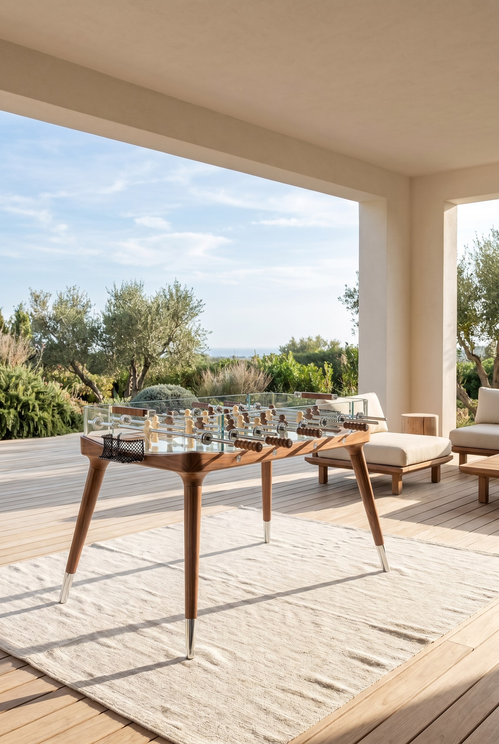 &Uuml;berdachte sonnige Loggia mit Kristallglas-Tischkicker und eleganten Nussbaum-Beinen auf hellem Holzboden