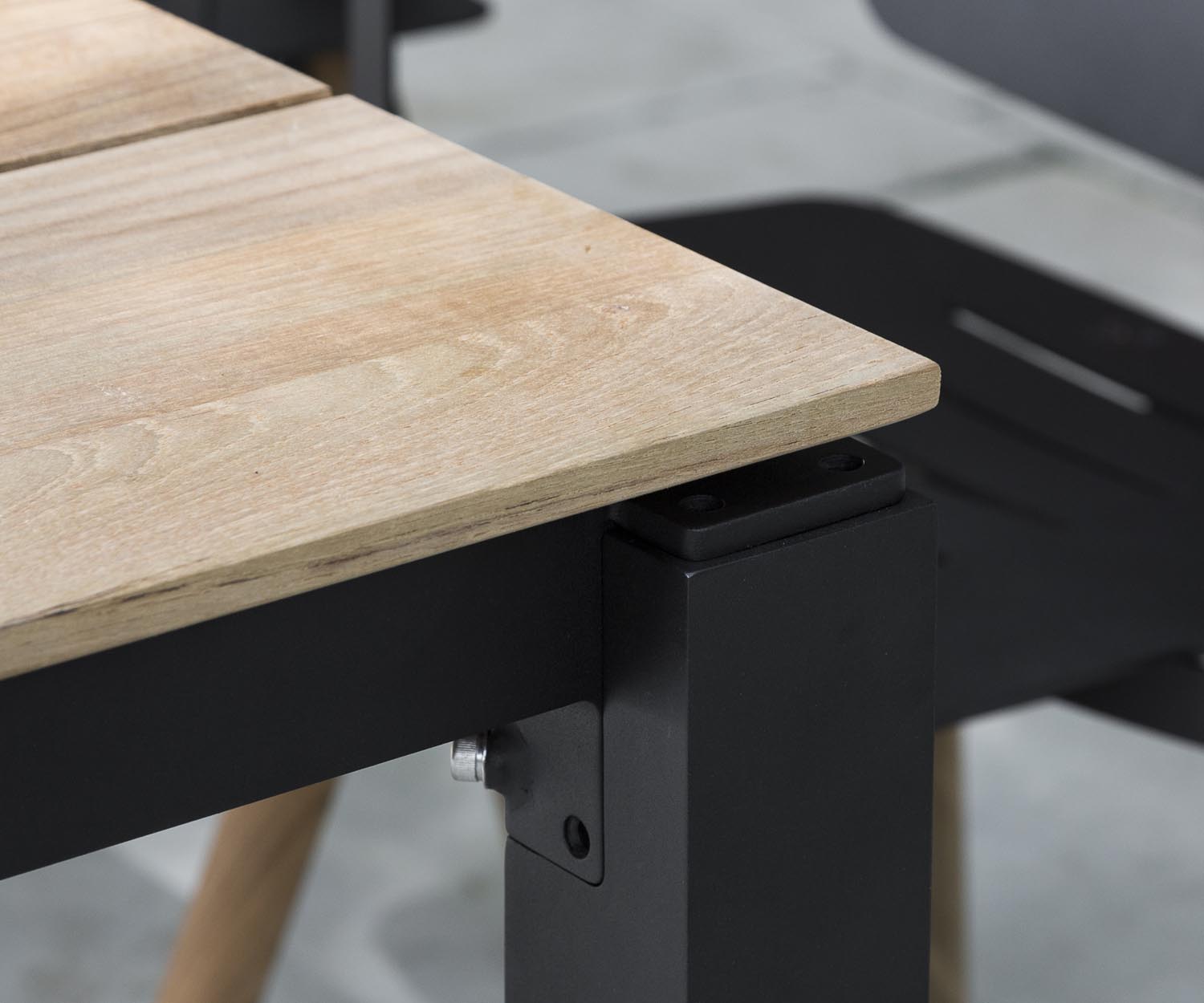 Moderner Oasiq Machar Design Gartentisch Teak im Detail Tischplatte und Beine Moderner Oasiq Machar Design Gartentisch Teak im Detail Tischplatte und Beine