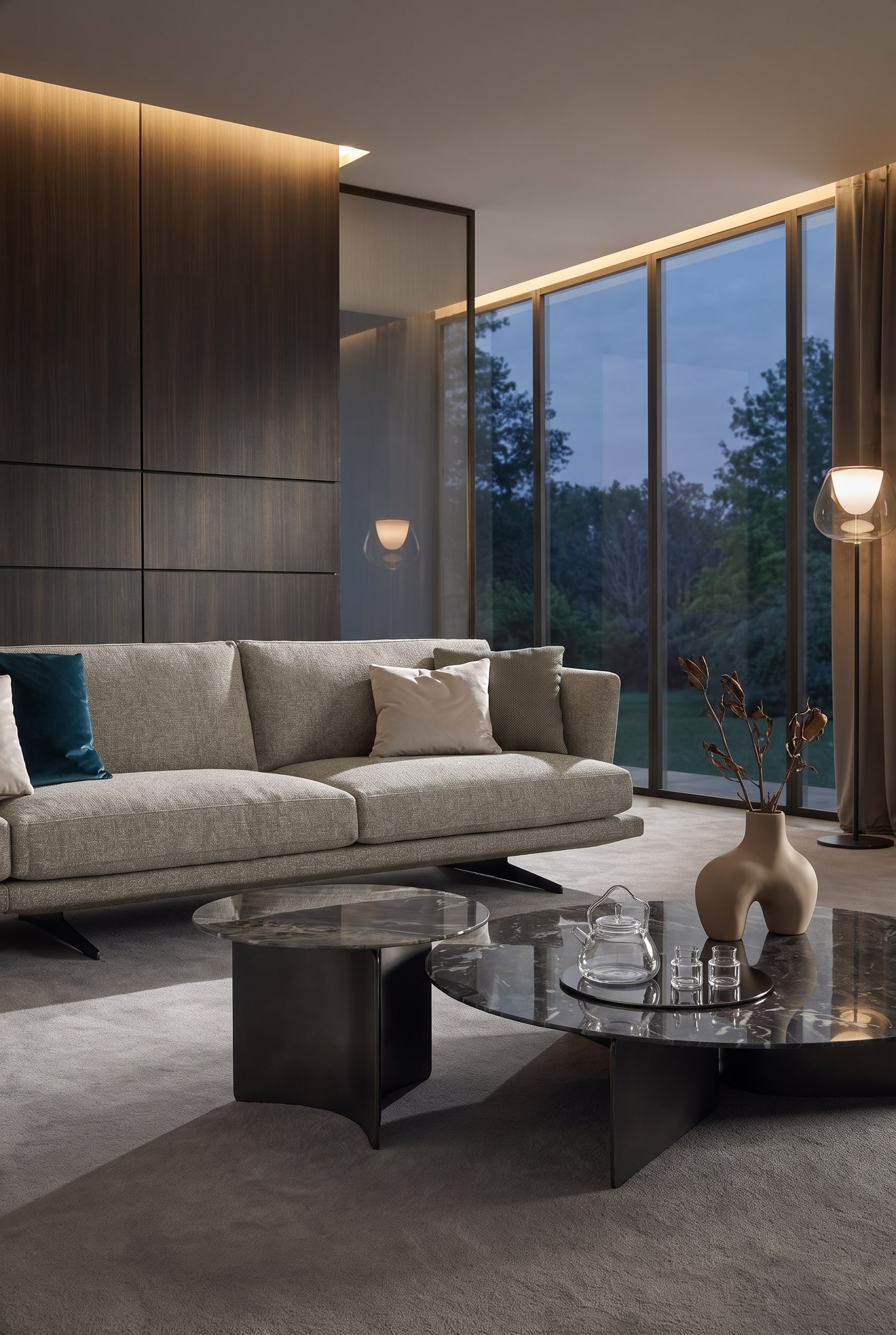 Elegantes Wohnzimmer mit einem wellenf&ouml;rmigen, organischen Couchtisch vor einem gro&szlig;z&uuml;gigen, dunkelblauen Samtsofa, dekoriert mit einer bauchigen Keramikvase.
