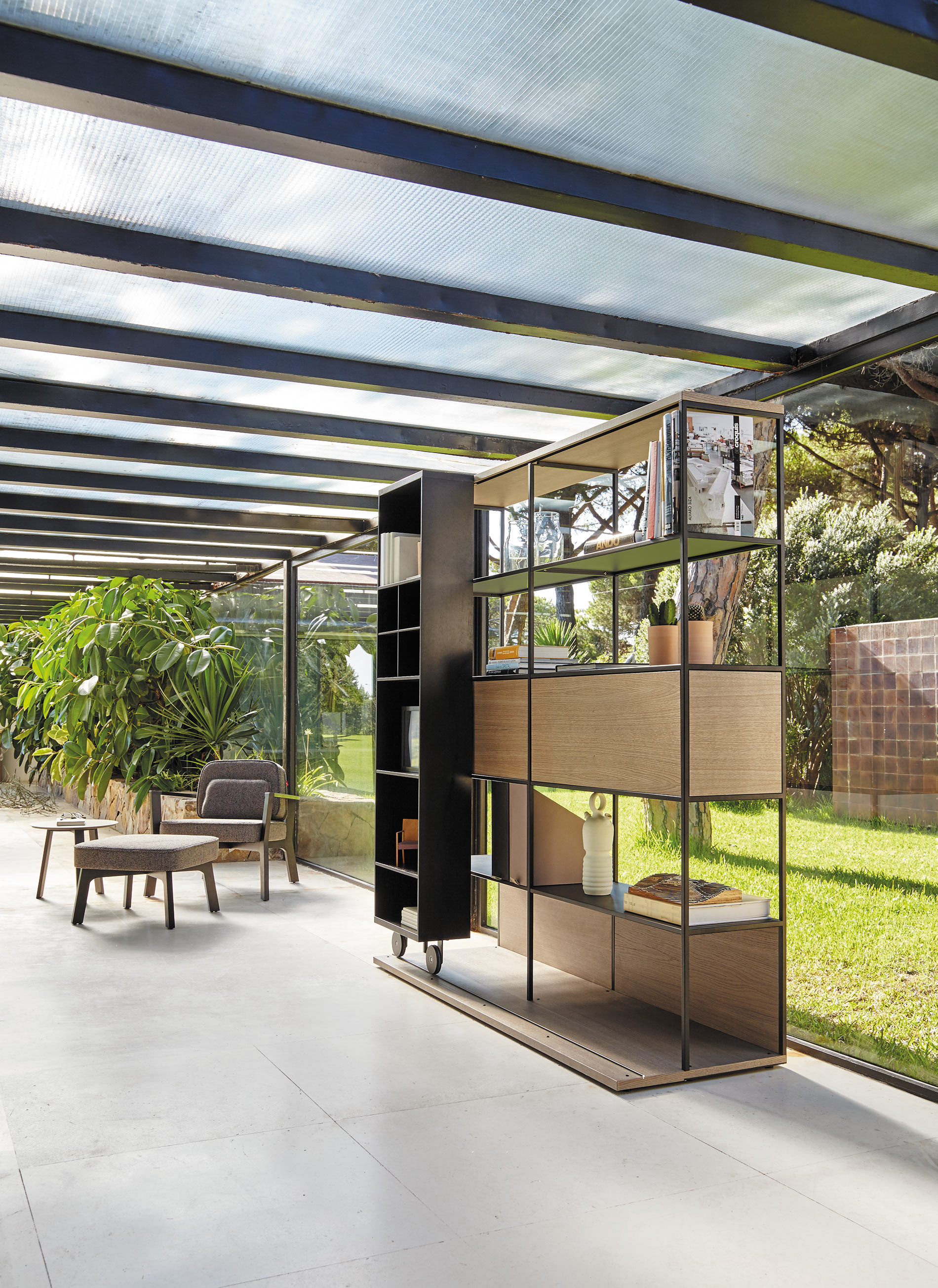 Wunderschöner Wintergarten mit Design Standregal und Polsterstuhl