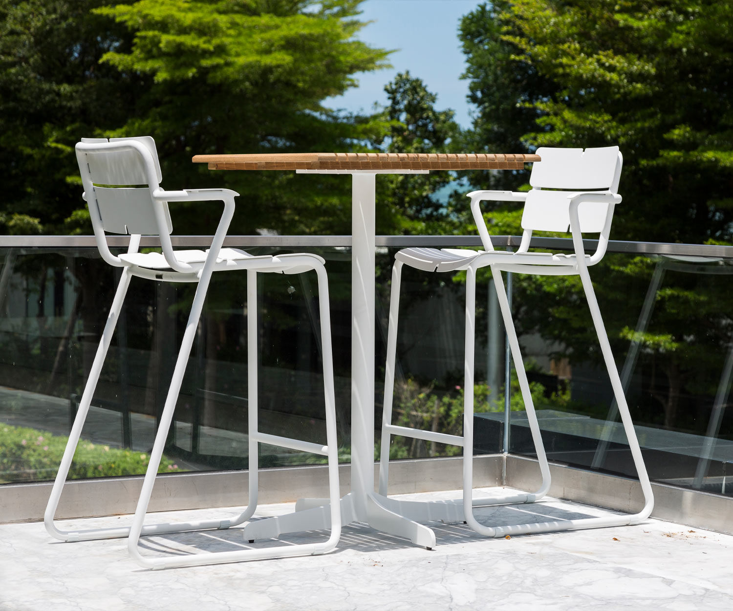 Exklusiver Oasiq Ceru Designer Bartisch Gestell Weiß Teak Holz Tischplatte mit Barstühlen Exklusiver Oasiq Ceru Designer Bartisch Gestell Weiß Teak Holz Tischplatte mit Barstühlen