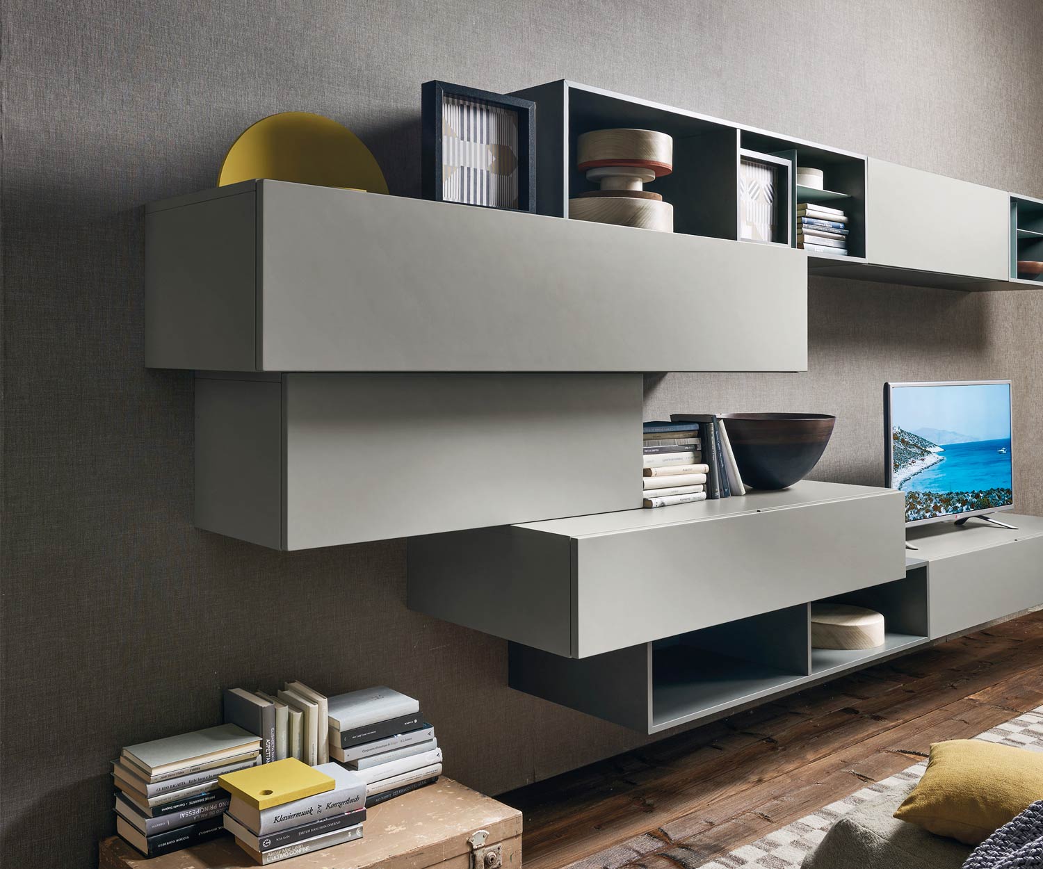 Exklusive Design Wohnwand C02 mit Hängeschränken unterschiedlicher Tiefe Exklusive Design Wohnwand C02 mit Hängeschränken unterschiedlicher Tiefe