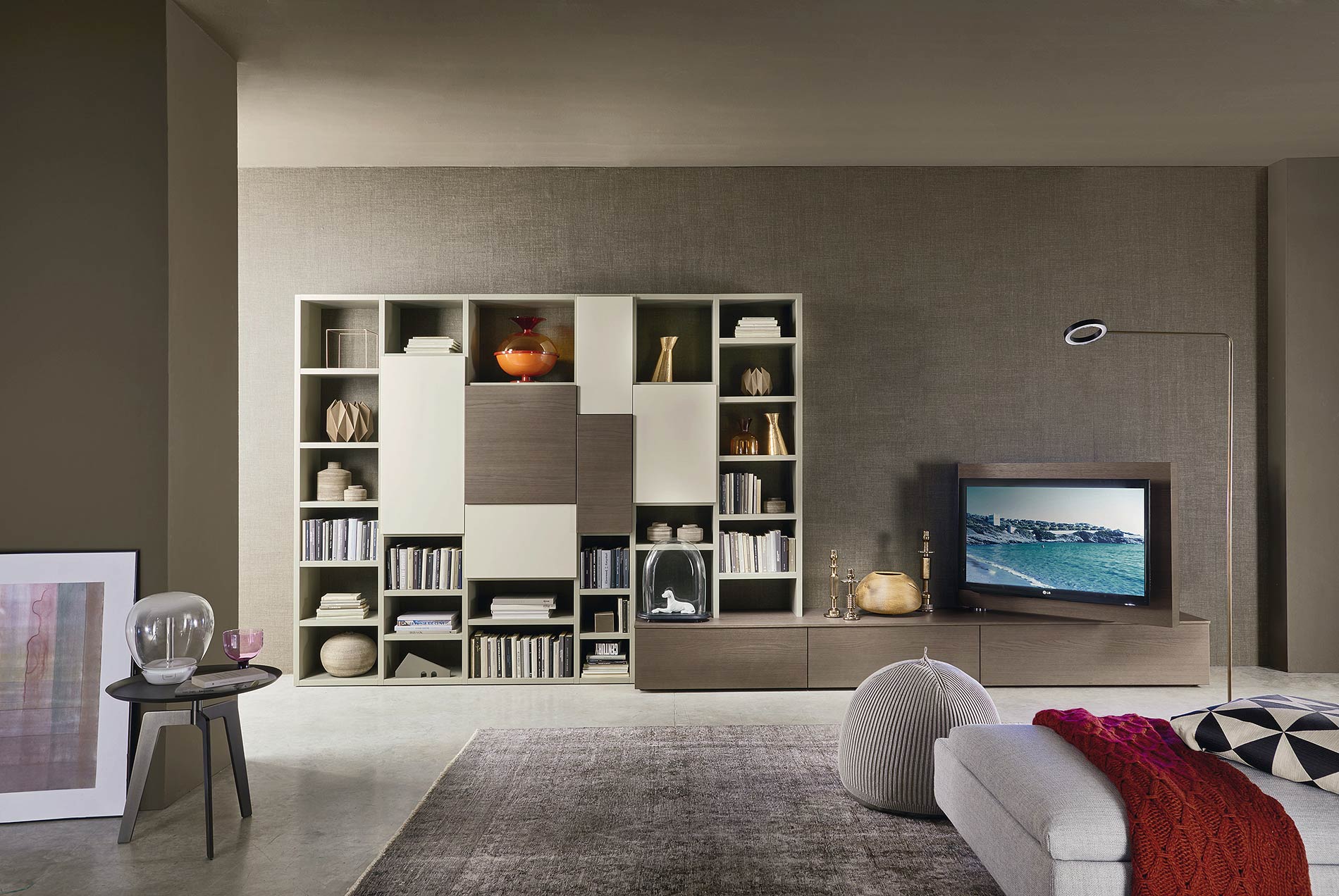 Design Bücherregal Wohnwand mit schwenkbarer TV Halterung
