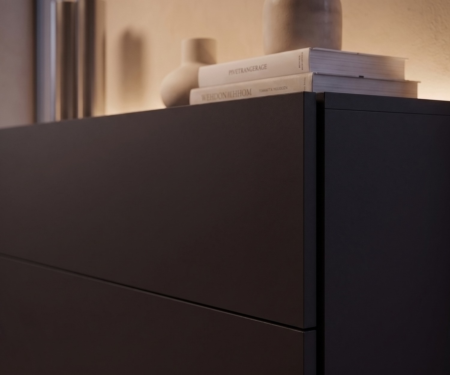Hängekommode Easy von Novamobili in Schwarz Schwebende Kommode Easy von Novamobili in elegantem Schwarz mit grifflosen Schubladen für modernes Wohnen.